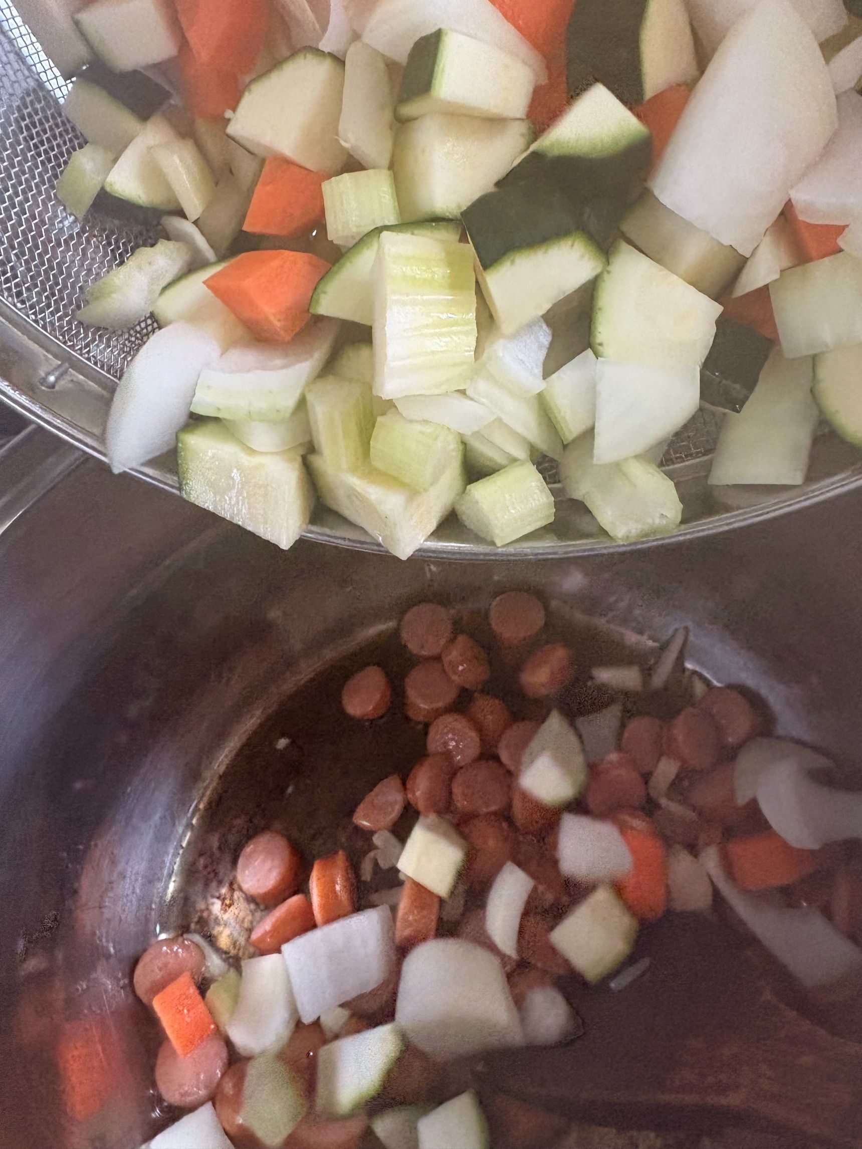 野菜を加えて炒め合わせます。
