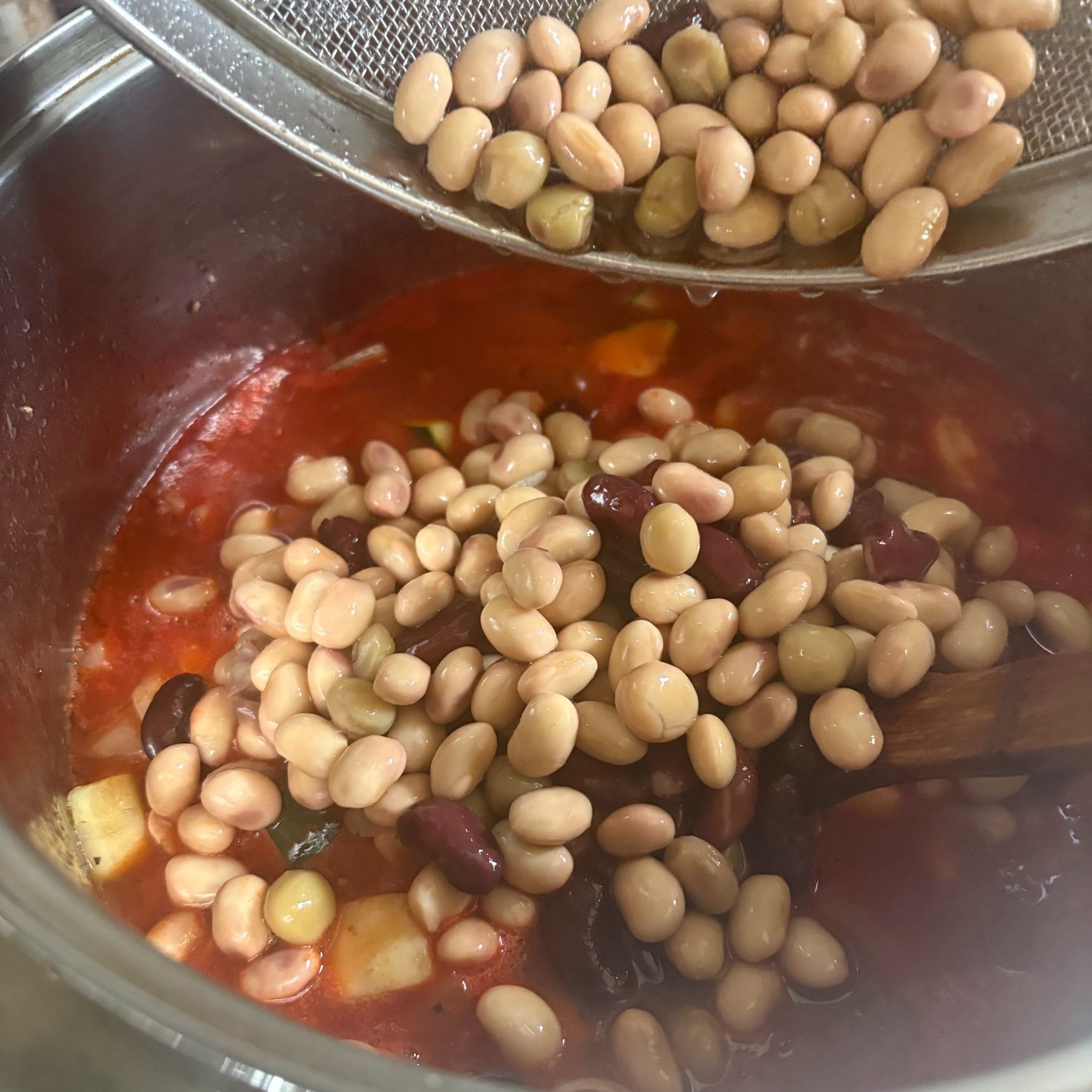 豆はサッと水で流してから加えます。