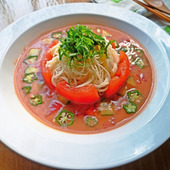 お洒落にトマトカップの豆乳ガスパチョ冷やしソーメン