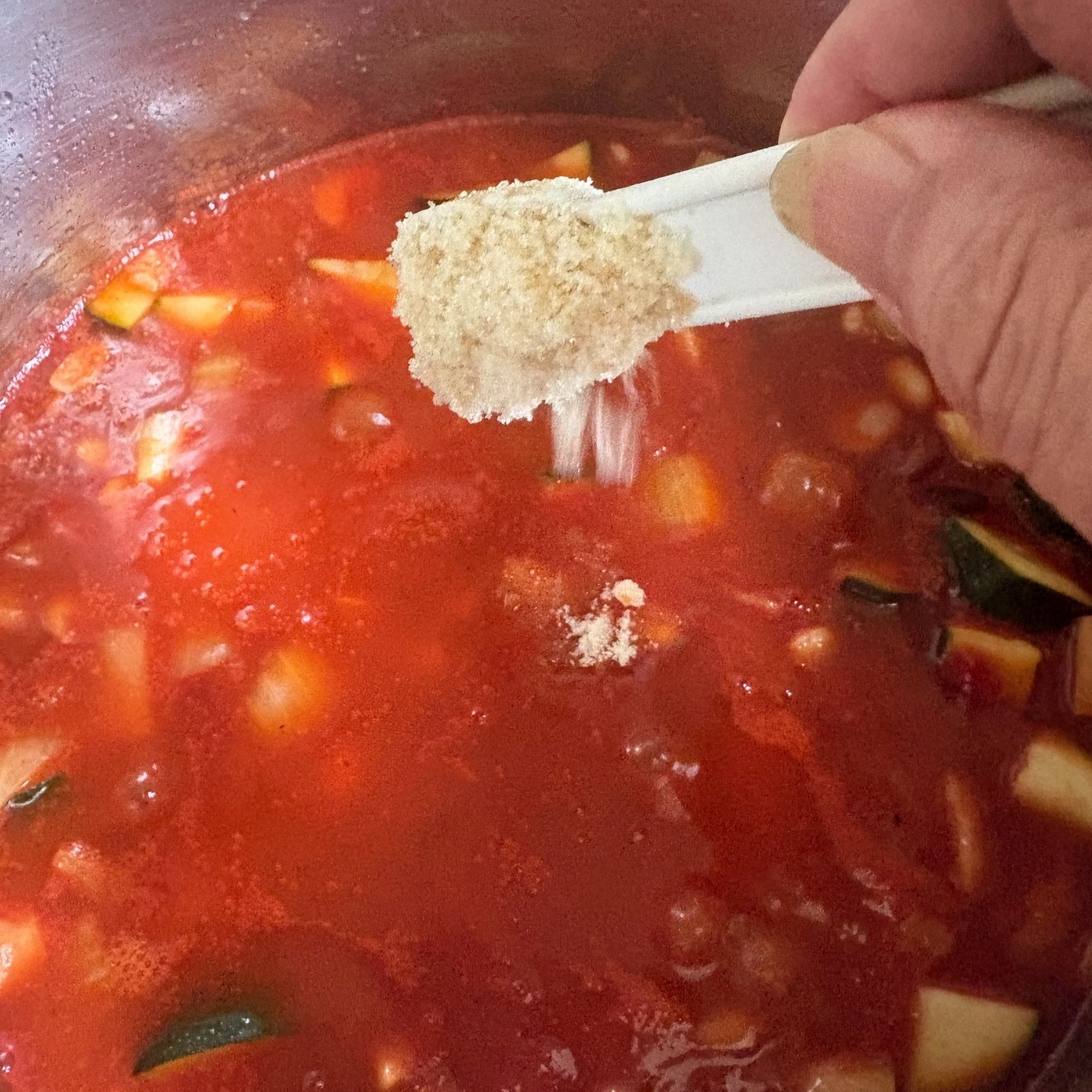 トマト料理に必ず入れる隠し味の砂糖1杯です。