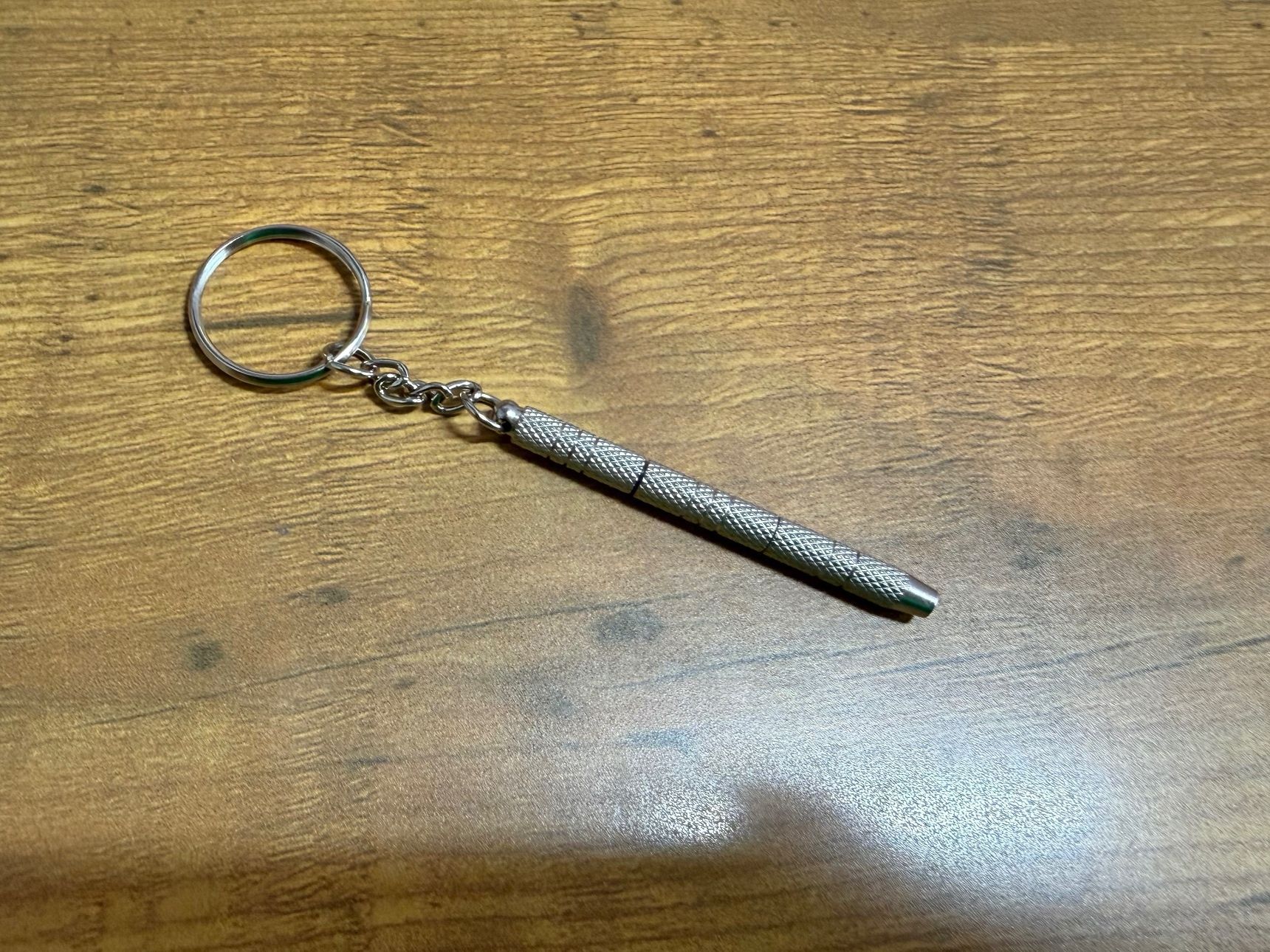 【ダイソー】キーホルダー感覚で持ち運べて超便利！家の困ったを1本で解決！