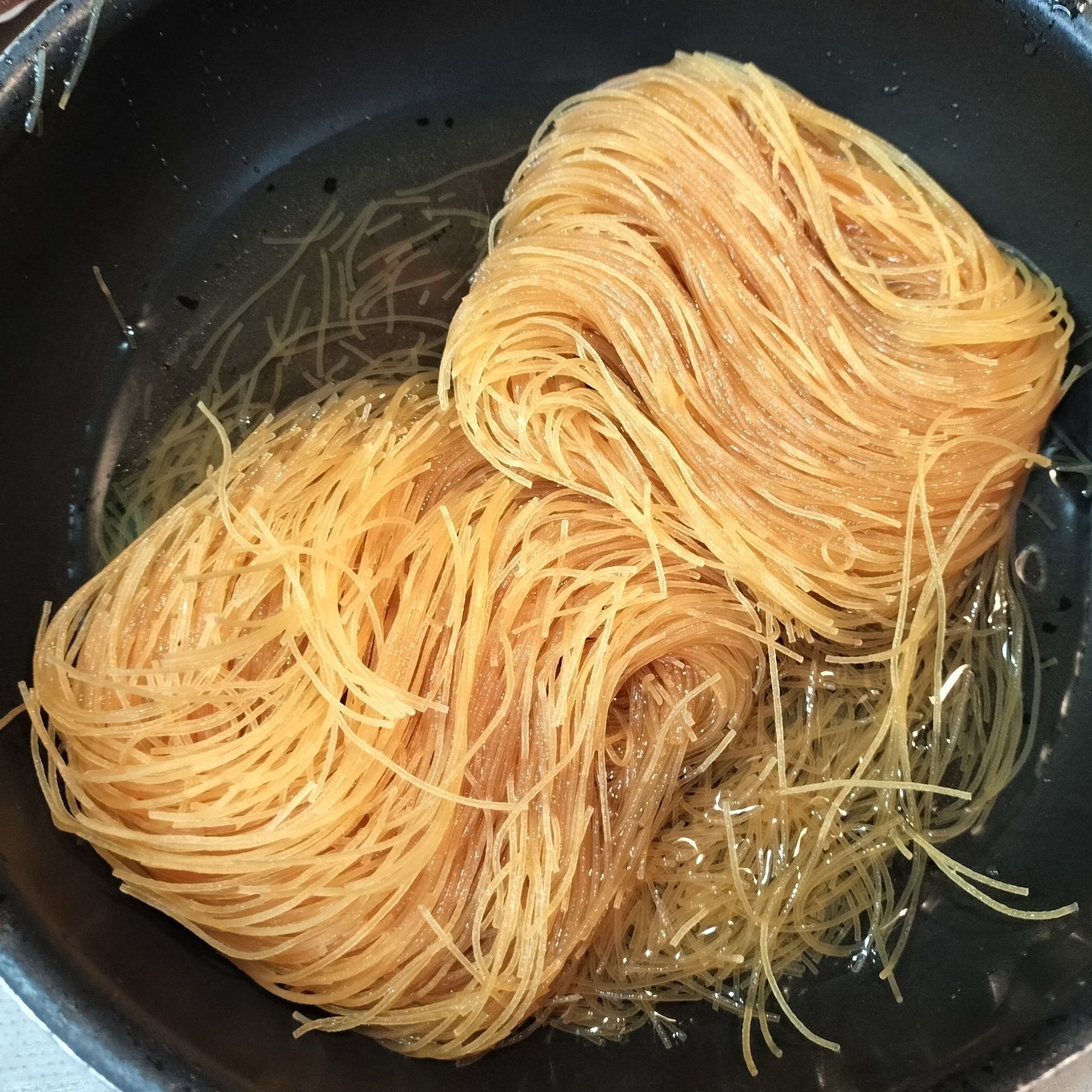 1. ビーフンを香ばしくカリカリに焼いておく