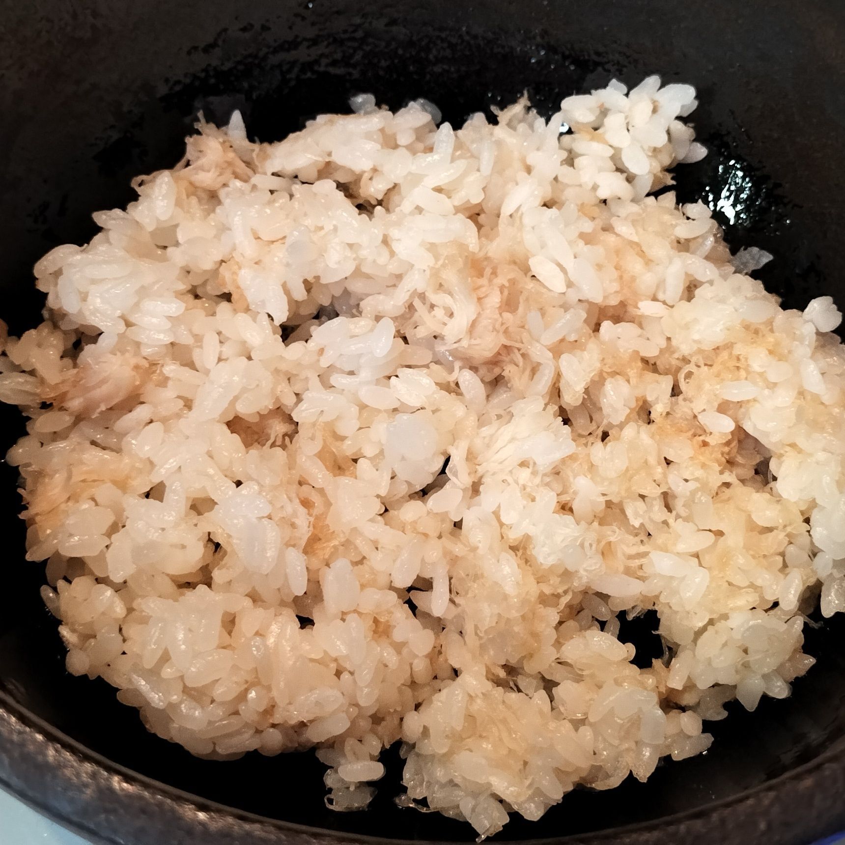 2、ビビンバ用鉄鍋（2個）を熱し、ごま油を入れる→ホタテの炊き込みご飯を入れて平らに広げる→中火で両面をカリッと焼いておく