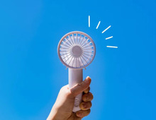 屋外での『ハンディファン』の使い方に気をつけて！混雑した場所では、人に怪我をさせてしまう危険も【充電式グッズの注意点】