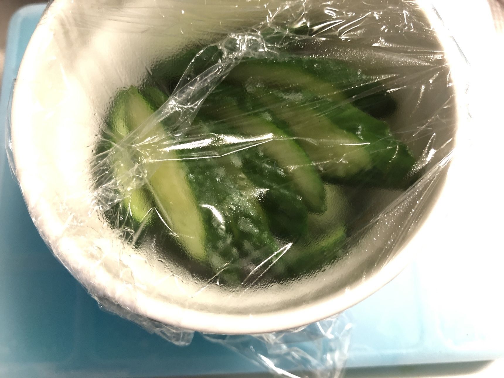 粗熱が取れたら冷蔵庫に入れます