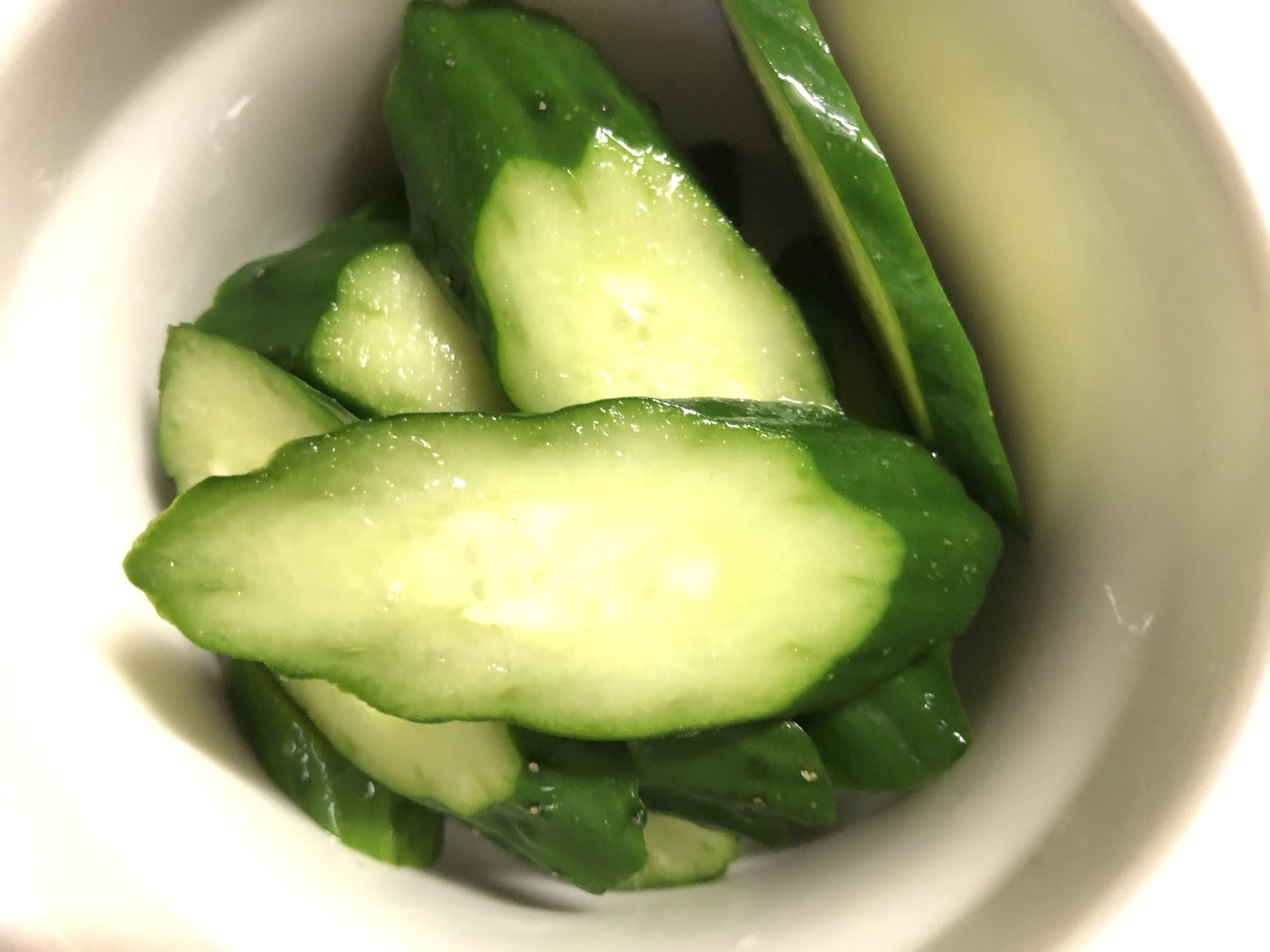 きゅうりを食べやすい大きさに切ります