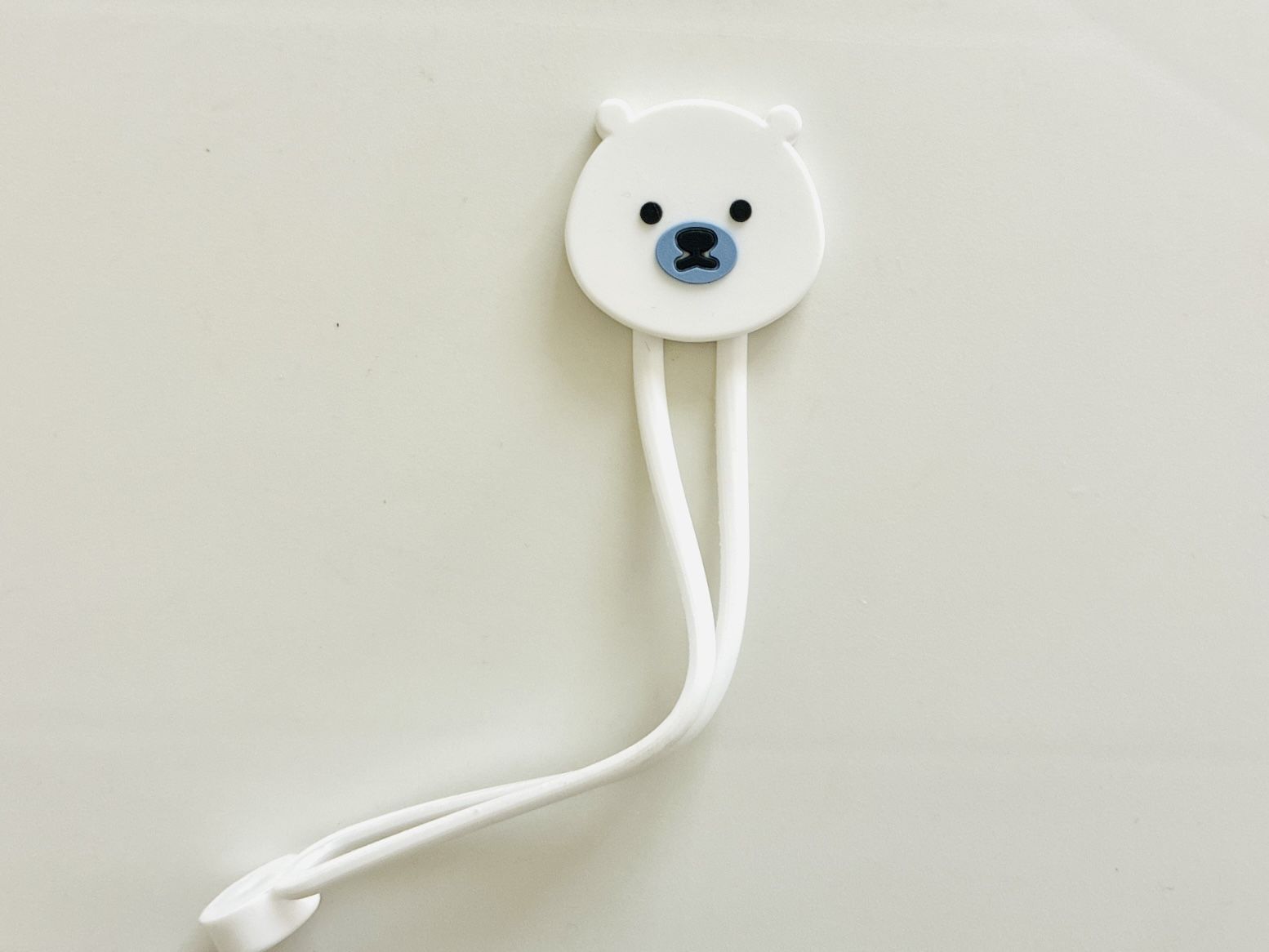 【セリア】クルっと巻いて、ペタッとくっつく！進化系『シロクマちゃん』が1個で何役もこなす優秀グッズでした♡