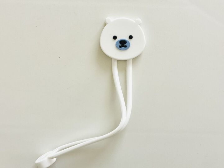 【セリア】クルっと巻いて、ペタッとくっつく!進化系『シロクマちゃん』が1個で何役もこなす優秀グッズでした♡