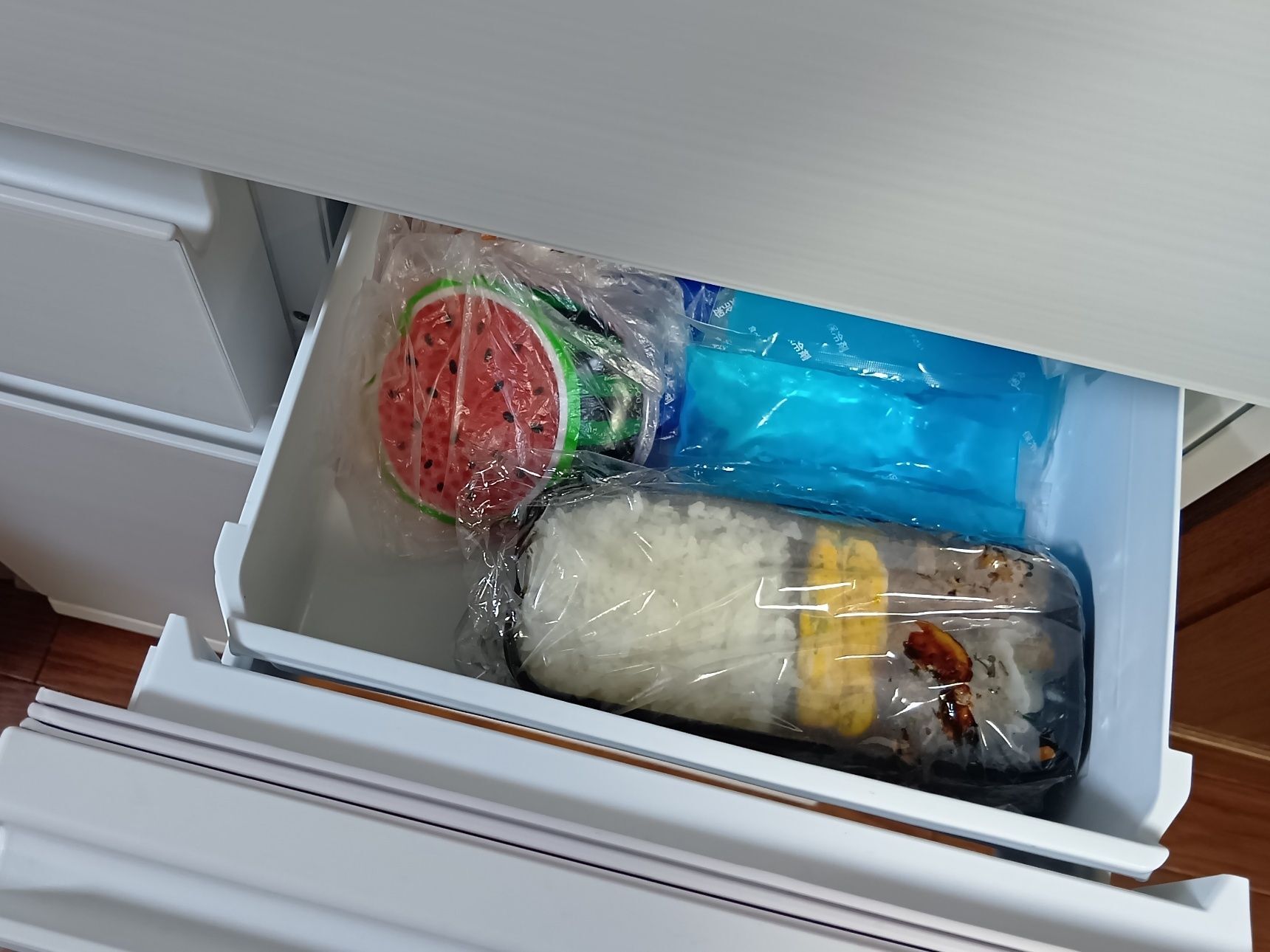 炊き立てのご飯や作りたてのおかずを詰めた温かいお弁当は、冷めるまでの時間も注意が必要。暑い季節は、できるだけ早く温度を下げて、菌が増えにくい環境を作ることが大切です。