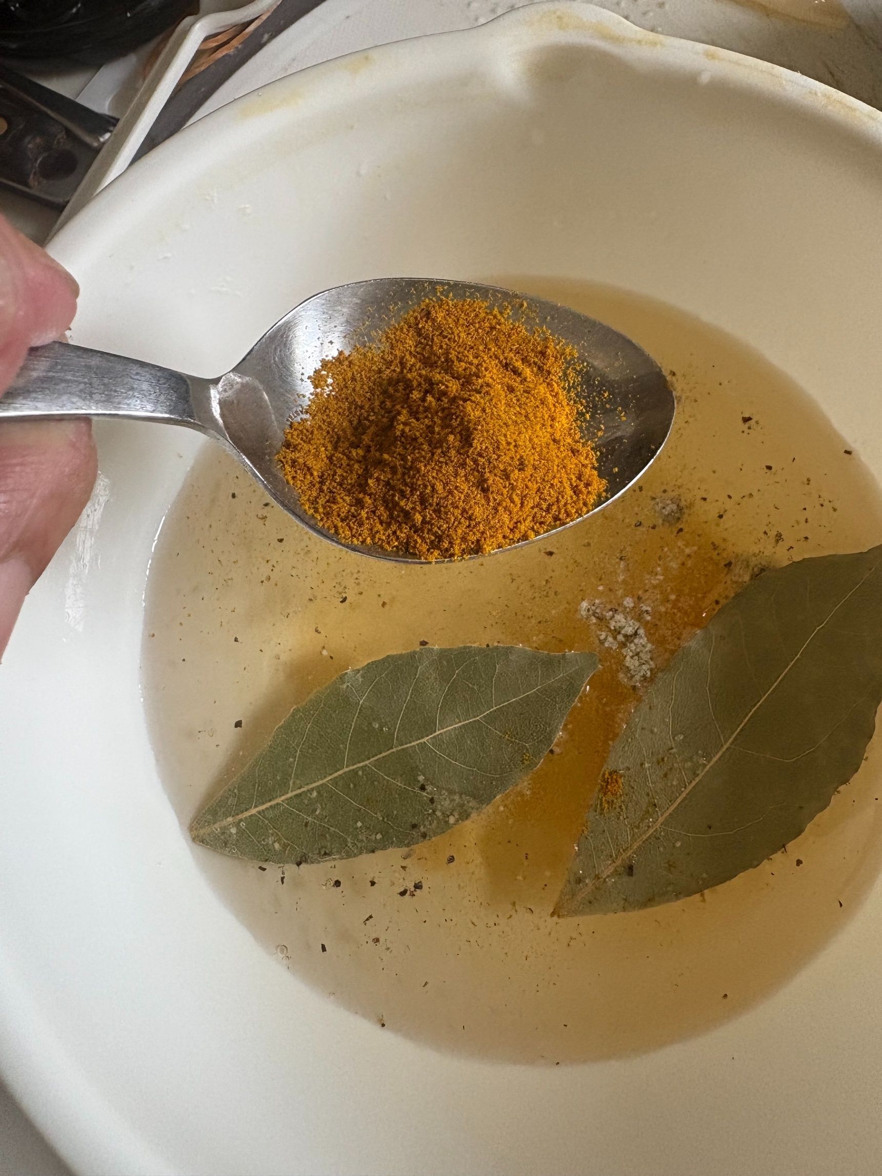 調味酢に砂糖と塩を加えてよく混ぜ合わせカレー粉とローリエを加えます。