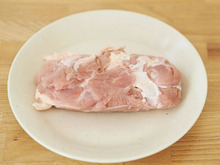 『皮つき鶏肉』をスパッと切る方法！「地味に皮が切りにくい…」そんなストレスから卒業♪