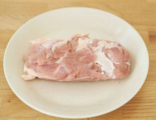 『皮つき鶏肉』をスパッと切る方法！「地味に皮が切りにくい…」そんなストレスから卒業♪