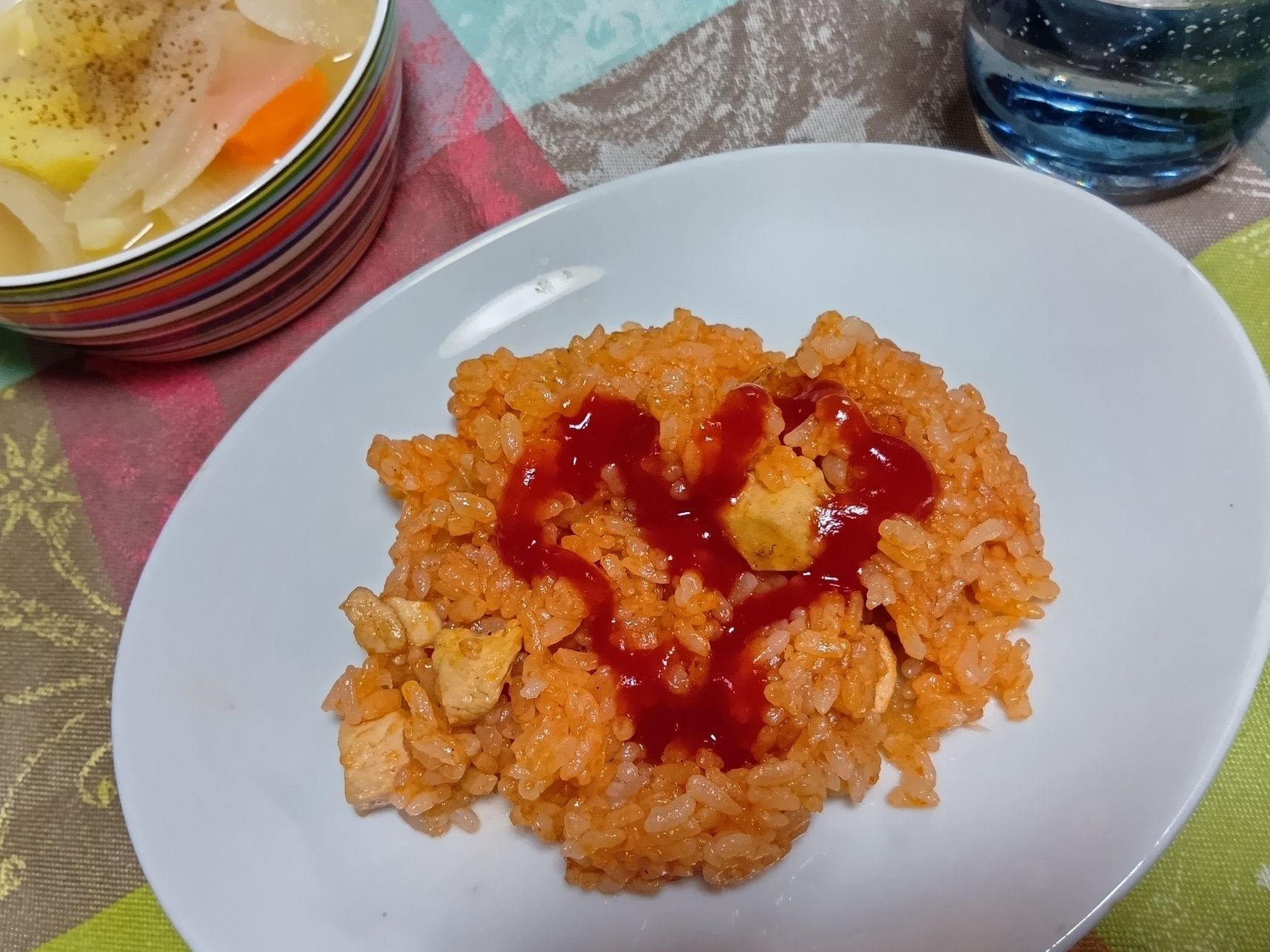 暑い日は毎日のご飯作りが大変ですが、作って冷凍しておけば、忙しい日や「今日はご飯を作りたくないな」という日に大助かり！  捨てるはずだった豆腐パック容器を便利に活かして、夏の食卓を少しラクにしましょう！  