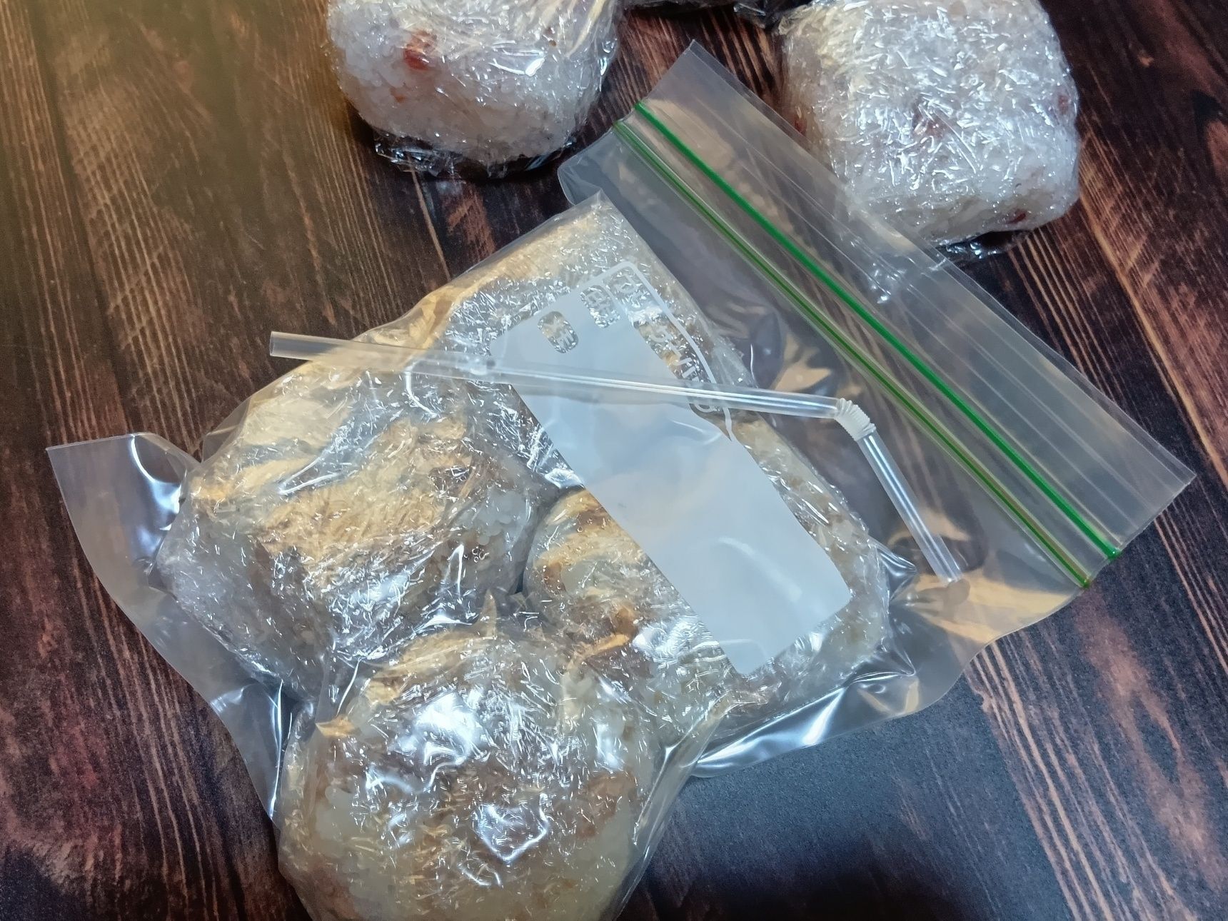 ラップで包んだ混ぜご飯は、冷凍保存袋に入れて保存すると、さらに安心です。 