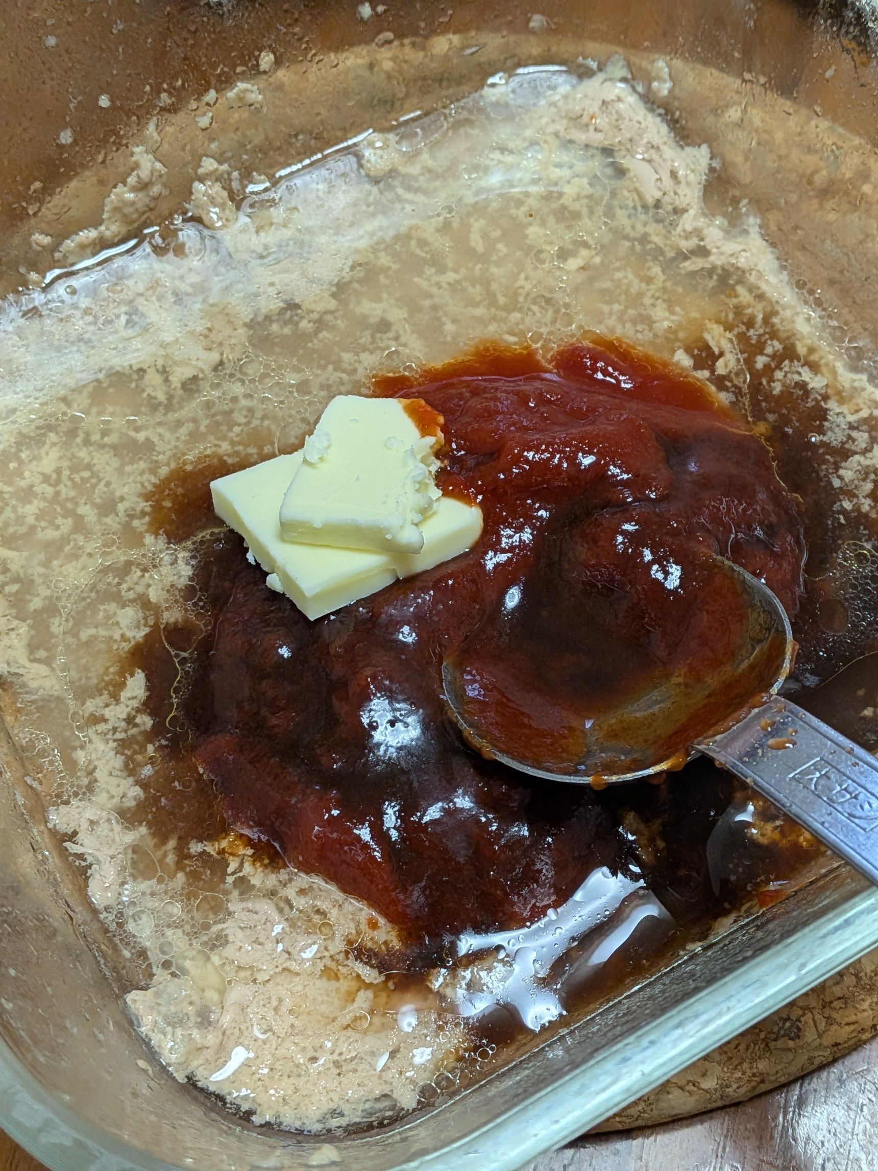 6. ハンバーグの旨味たっぷりの焼き汁でソースを作る。◯を入れて軽く混ぜ合わせる。600wの電子レンジで3分加熱。