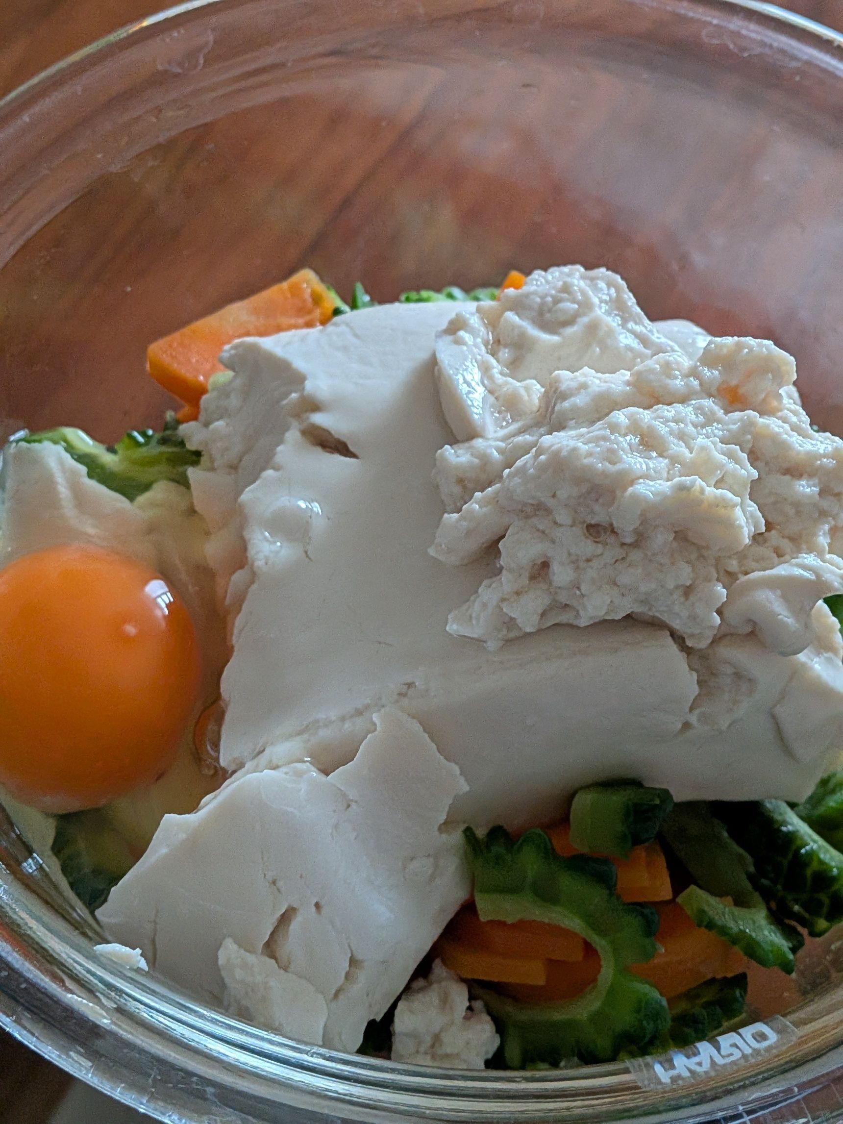 2. 取り出し軽く混ぜ合わせる。豆腐、卵、出汁醤油を入れ軽くかき混ぜたらふんわりラップをし、600wの電子レンジで5分加熱。