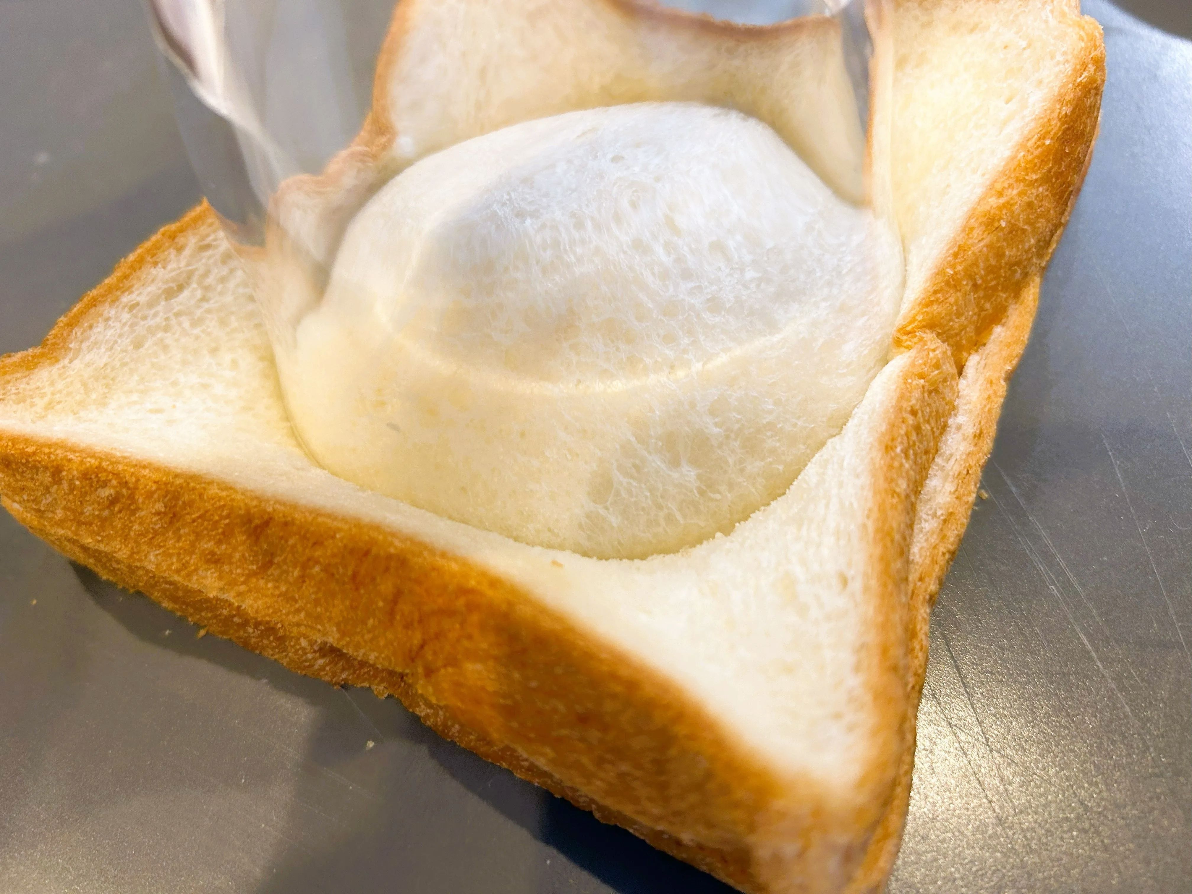 コップで「ギュッ」とするだけ♡いつもの食パンが爆速で〈ランチパック風〉になる凄ワザ！