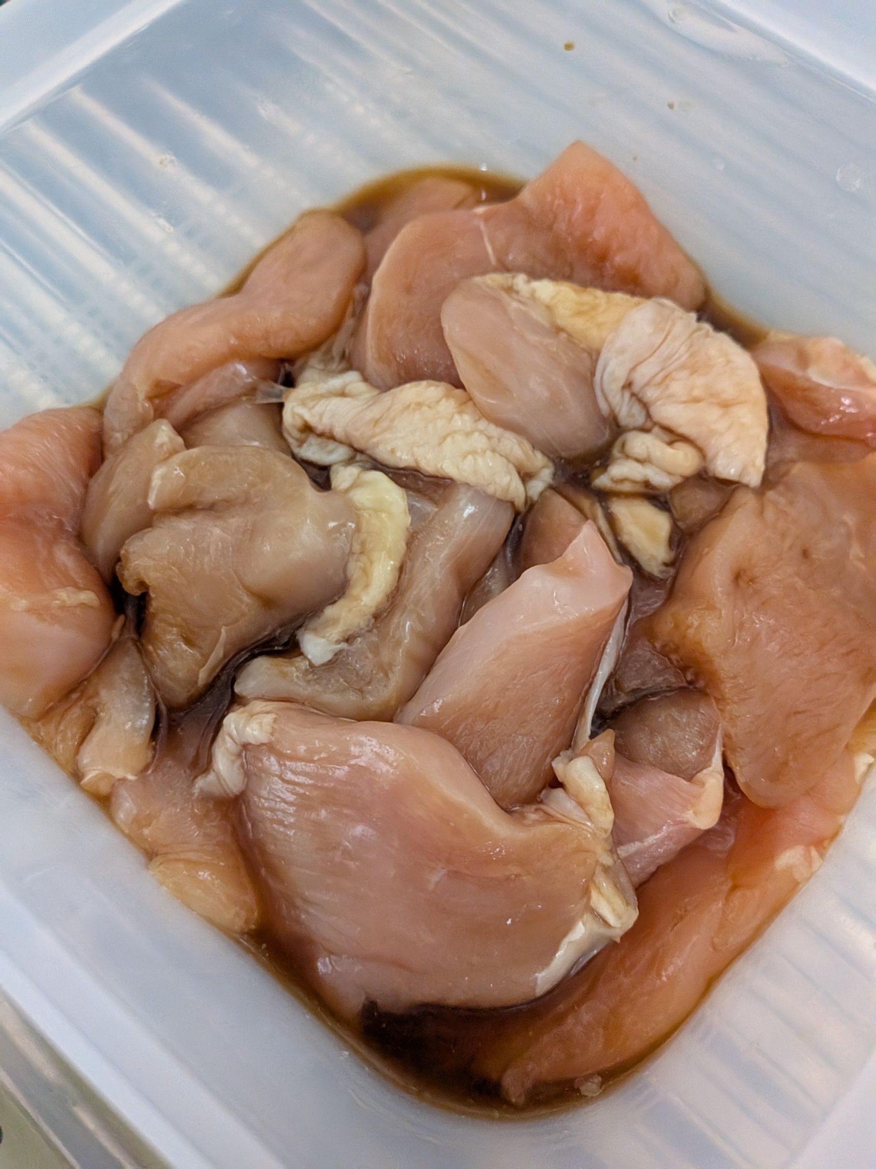 1、スライスした鶏肉と◯を合わせる。（余裕があれば30分程漬け込んで下さい。時間が無い時はよく揉み込んで下さい。）ふんわりラップをして、600Wの電子レンジで4分加熱する。