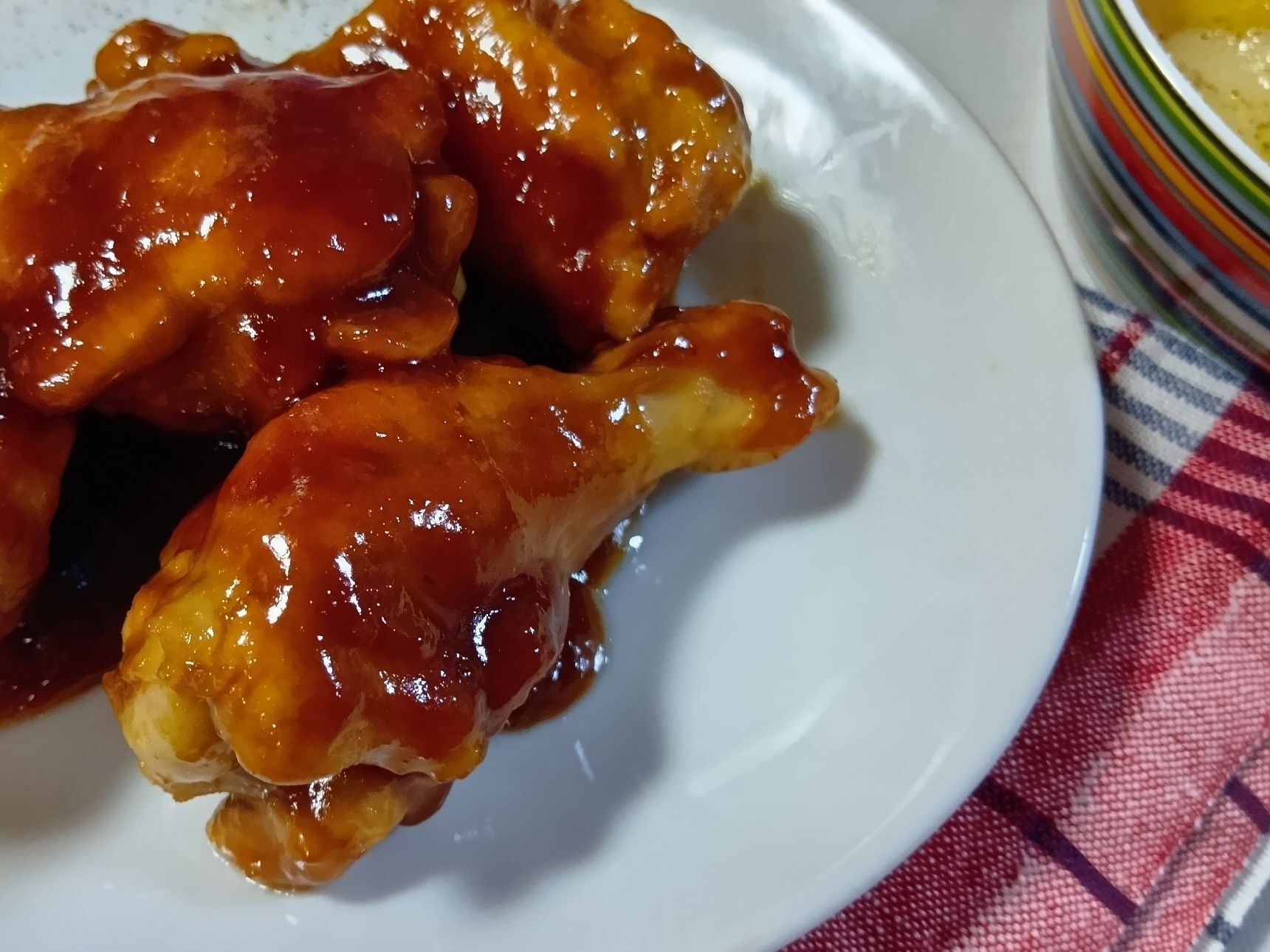 甘辛いたれが鶏手羽元によく絡み、ご飯がどんどん進むおいしさです。