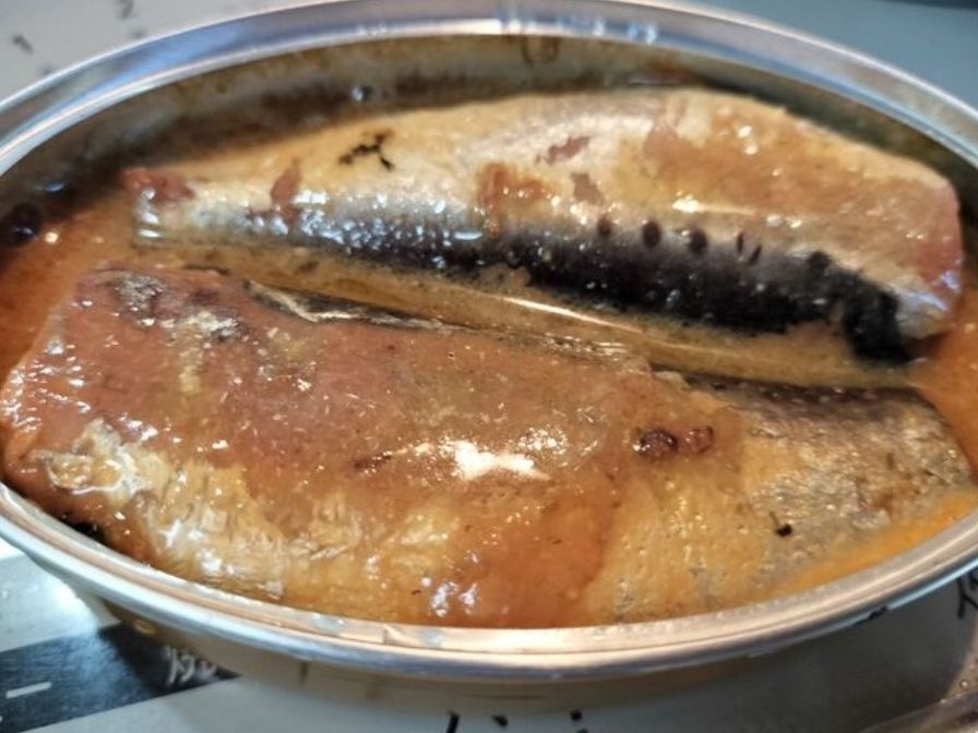 2. イワシの味噌煮（缶詰）を開ける