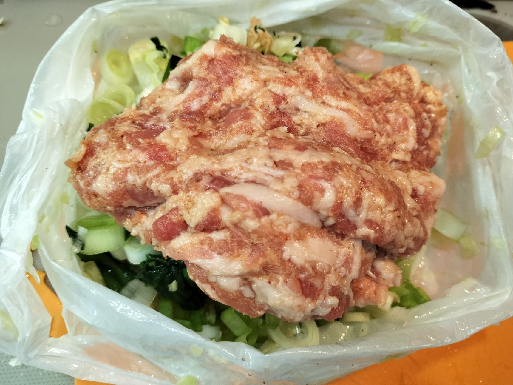 4、手順3のビニール袋に、材料■と手順2の豚バラ肉を入れる→よく混ぜる