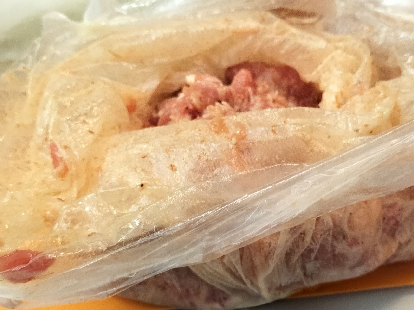 2、半解凍の豚バラ肉をキッチンバサミで切り、ビニール袋に入れる→材料●を加えて、よく揉む→10分程放置する