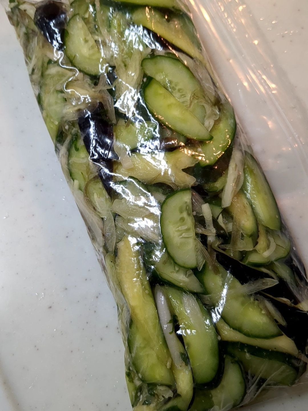 全ての野菜の水を切り、袋へ入れます。