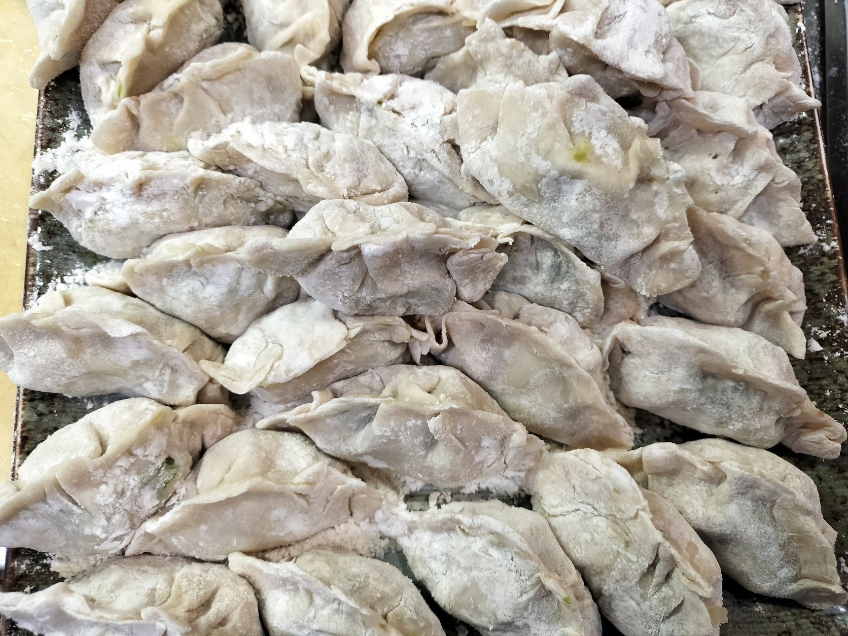 5、手順1の皮の塊を棒状に成形する→おおよそで30等分に切る→（打ち粉をして）麺棒で伸ばしながら平らな丸型に成形する→手順4の餡を包む