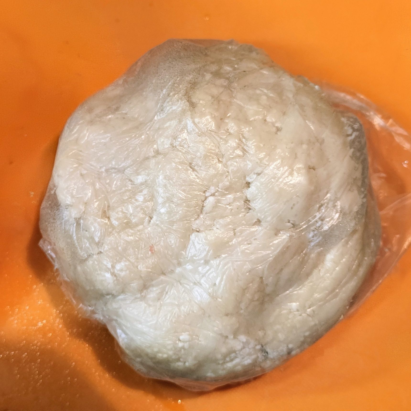 1、クッキングスケールに、ビニール袋の口を広げて置く→強力粉を入れる→お湯（1/2量）を回し入れる→ビニール袋の口を纏めてしっかり握って振る→お湯（1/2量）を回し入れる→ビニール袋の上からよく捏ねる→ビニール袋の口を閉じて30分〜1時間放置する