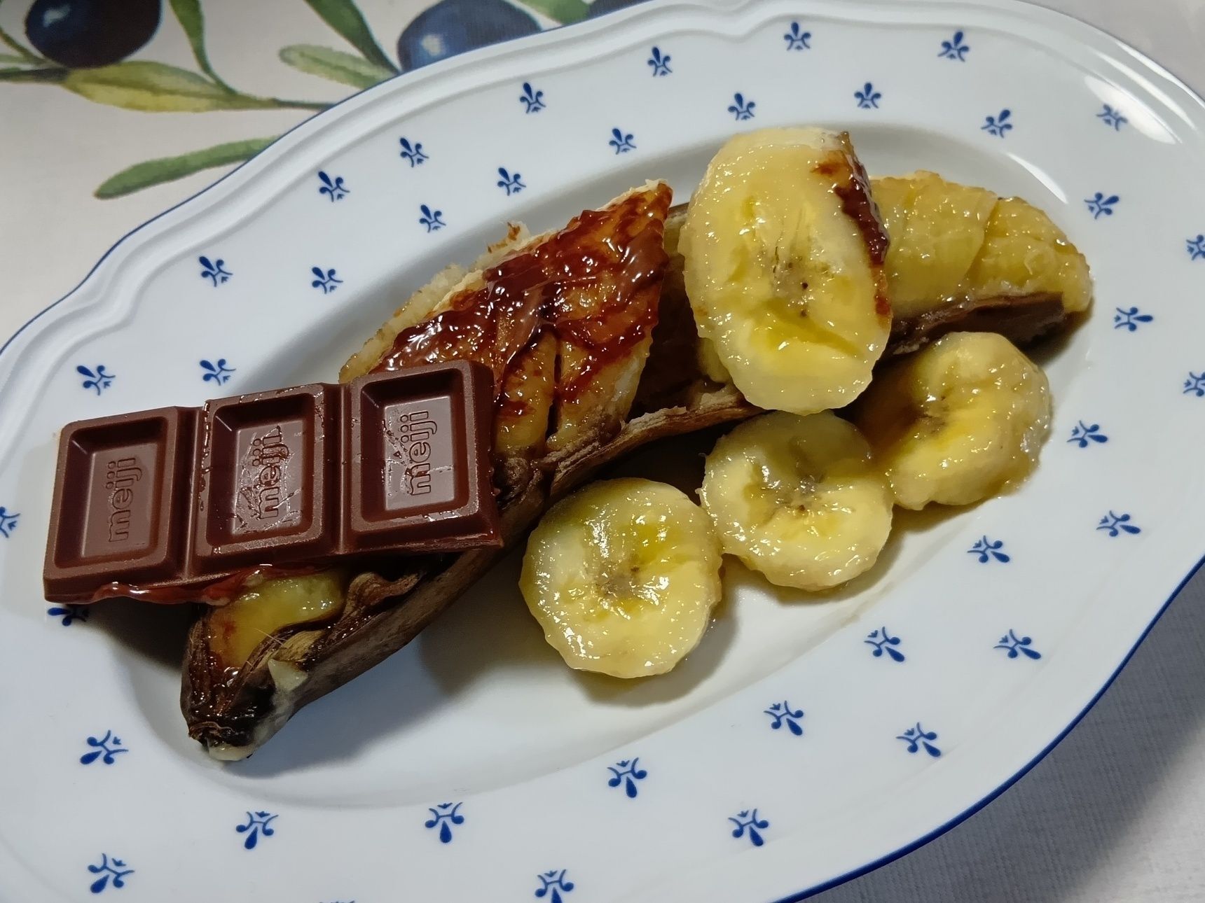 バナナは黄色くなり、シュガースポット（黒い斑点）が出る少し前に冷蔵庫へ移すと、おいしさを保ちながら日持ちしやすくなります。今回は、その状態のバナナを使用しています。