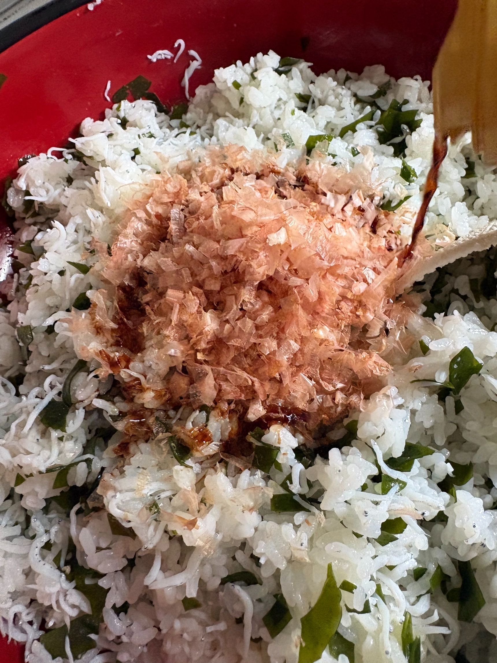 削り節をかけたら、醤油をグルグルとかけてください。