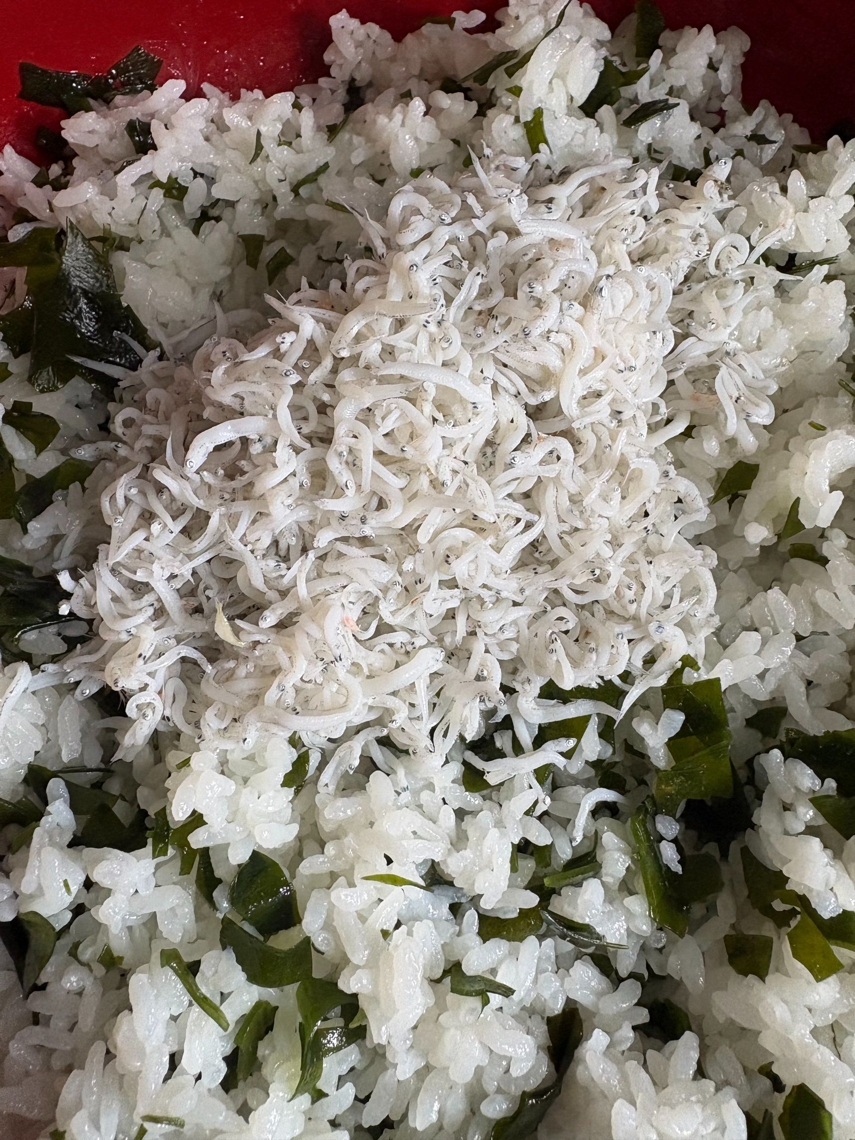 つぎにシラスを加えて切るように混ぜ合わせます。