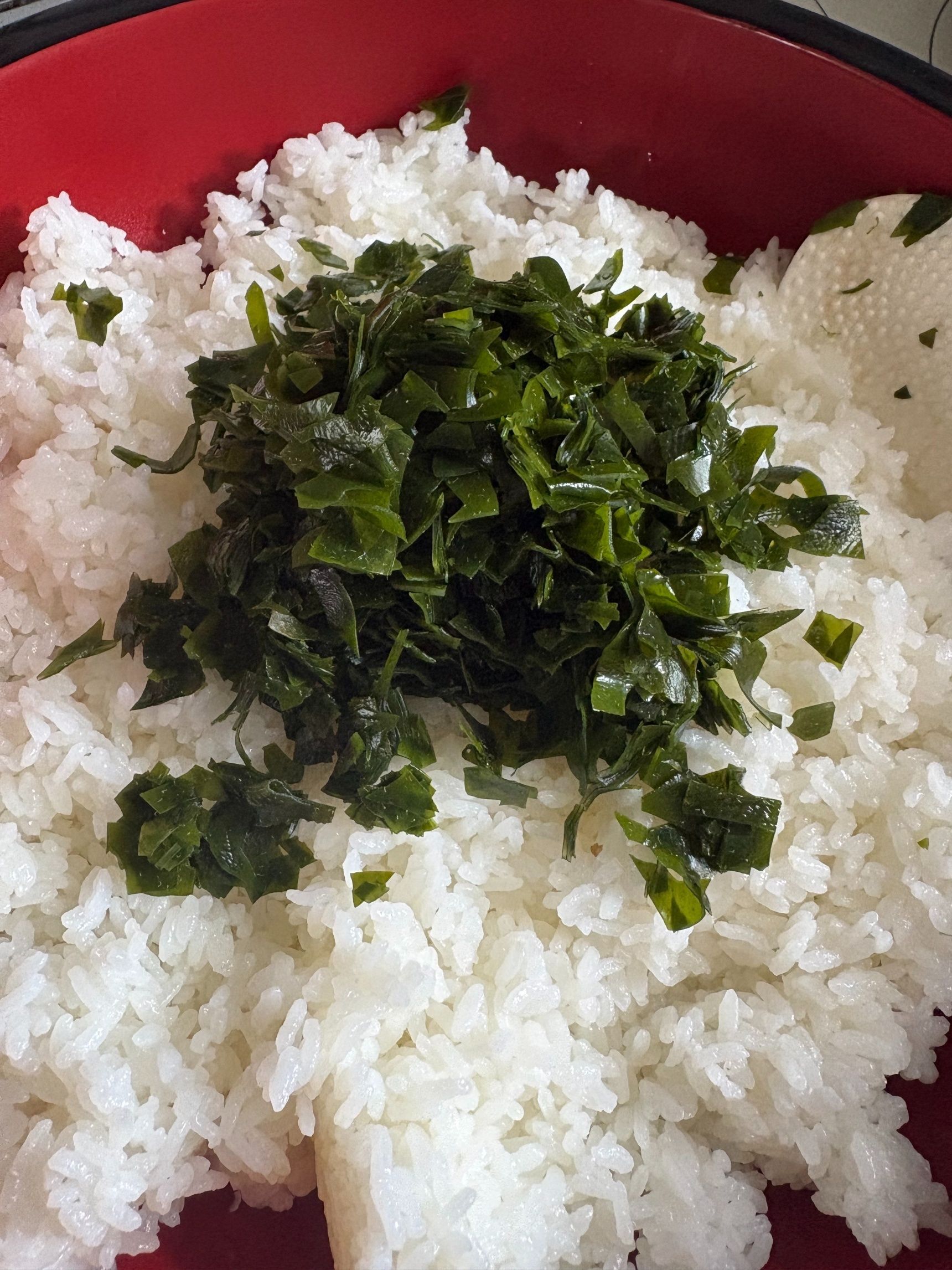 ご飯にまず刻んだワカメを乗せて混ぜます。