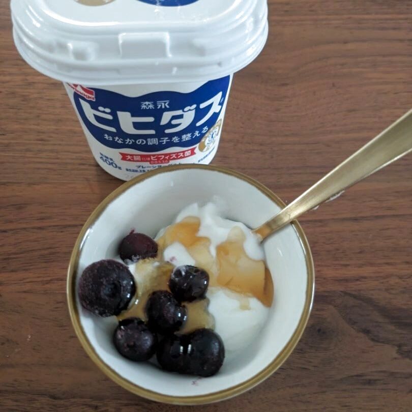 ヨーグルトにブルーベリーとはちみつを入れる。