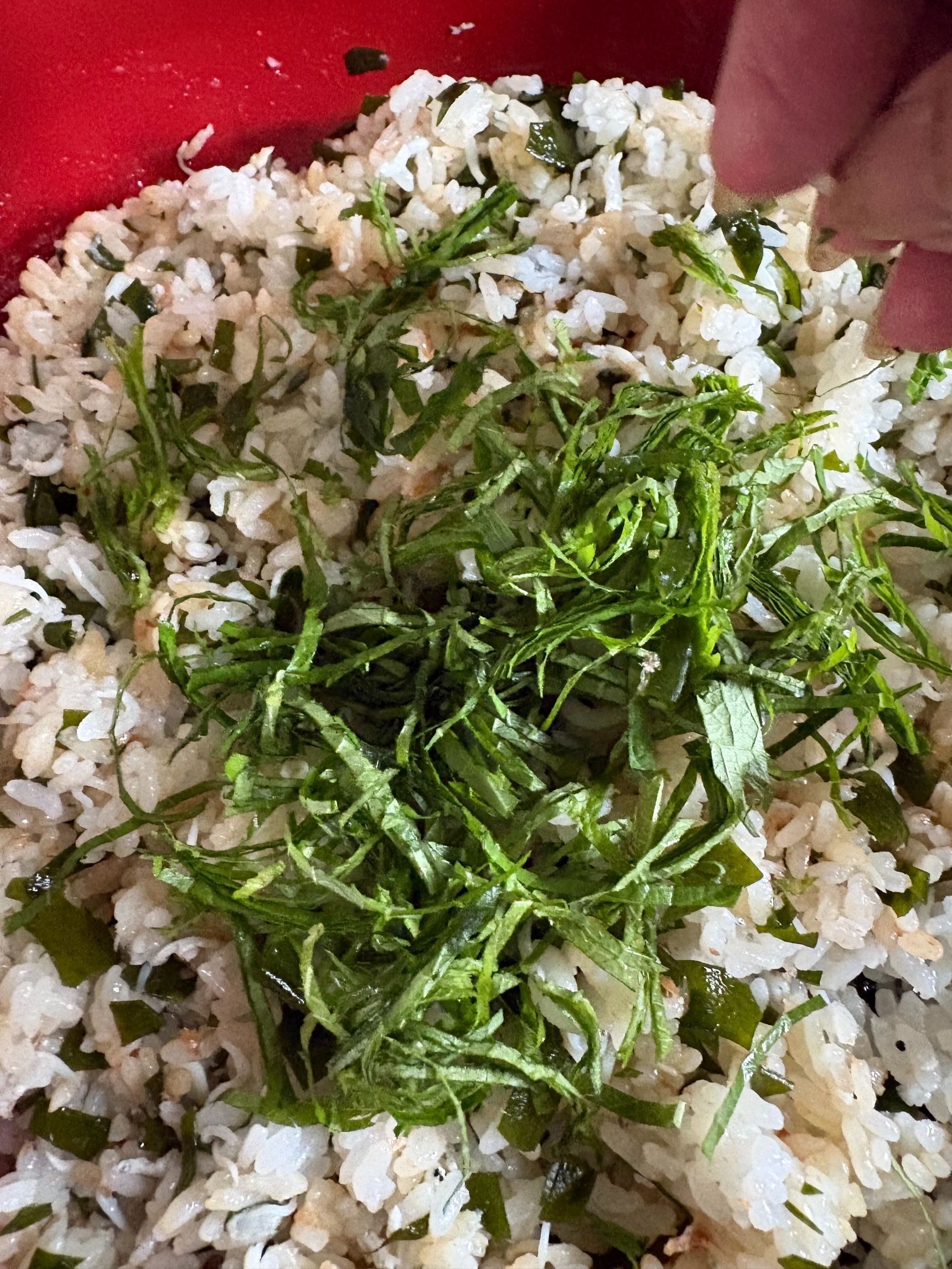 最後に大葉の千切りを乗せて混ぜ合わせたら完成です！