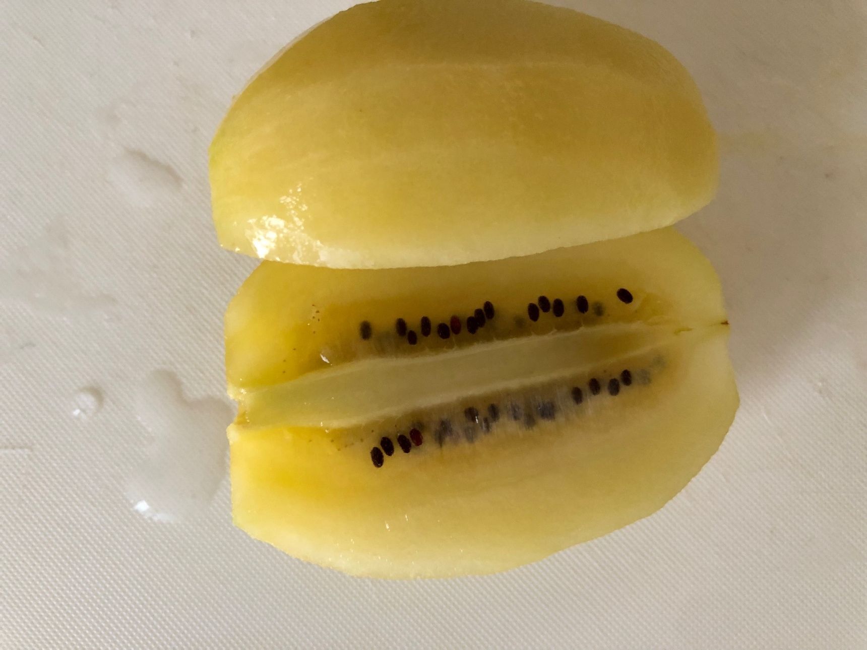 キウイを縦半分に切ります