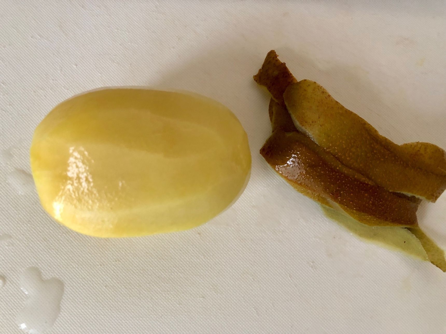 キウイの皮を剥きます