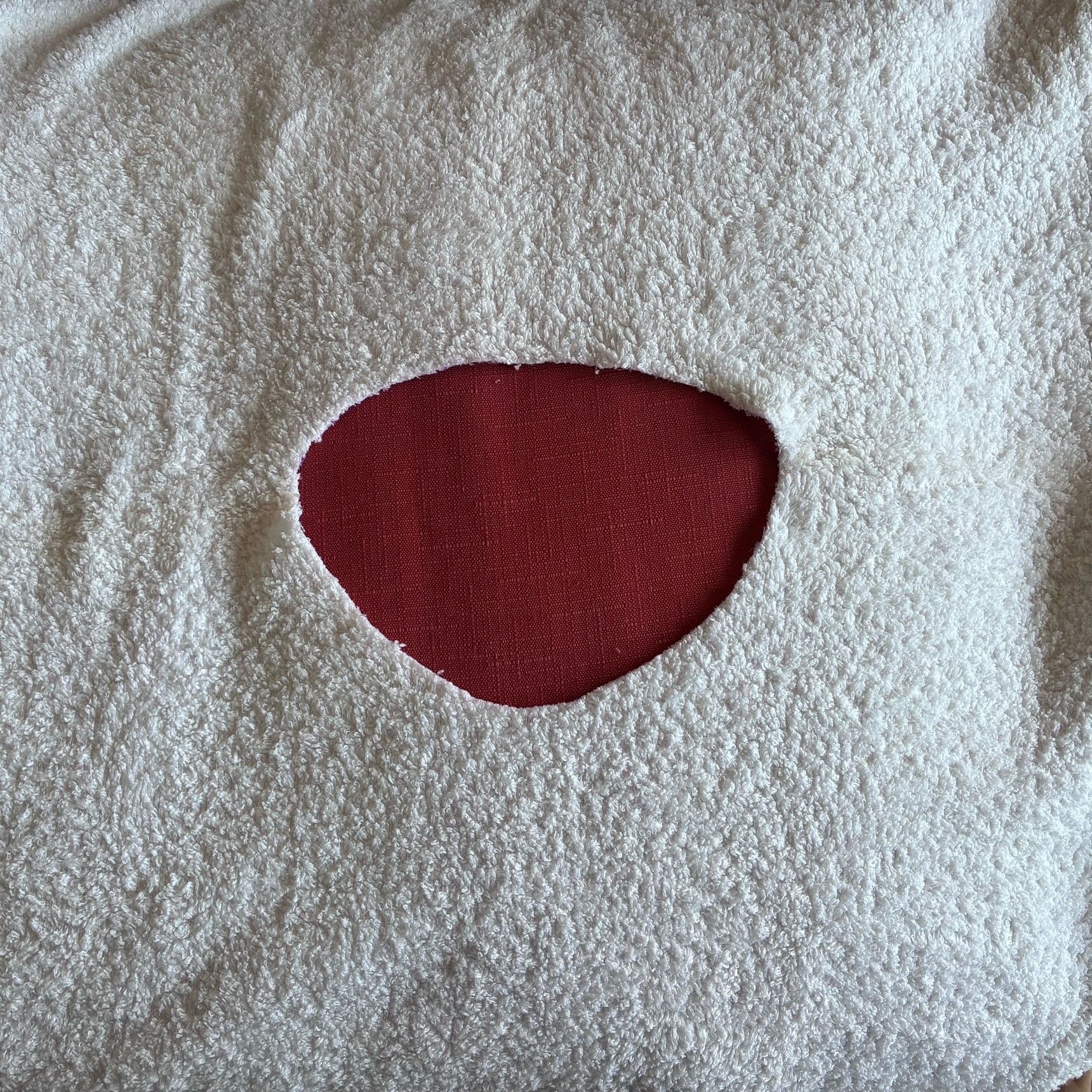 バスタオルの中心に穴を開けます。