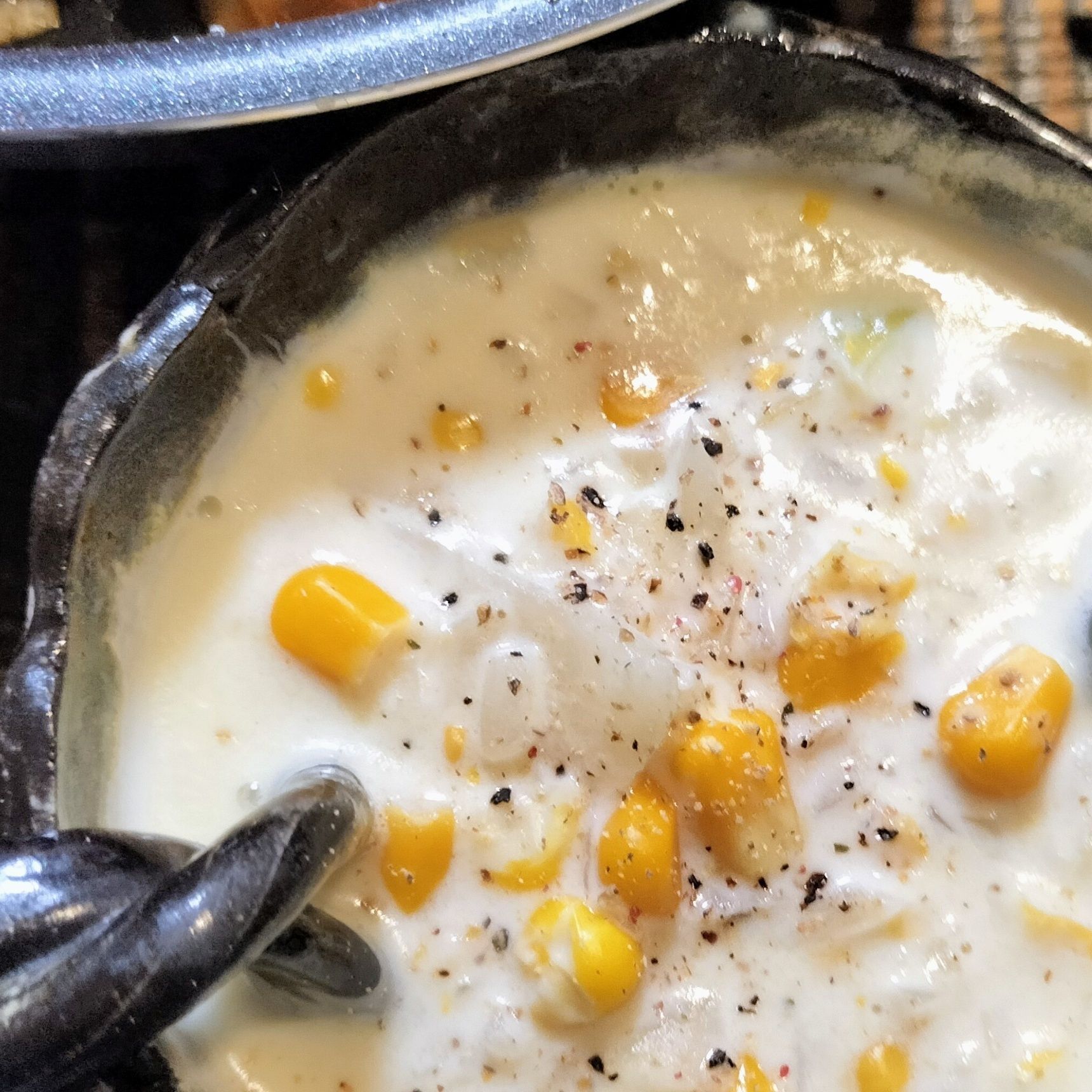 4種のペッパーを効かせた、濃厚な甘みと旨みのコーンスープ！粒コーンで2つの味わいと食感！コーン缶！