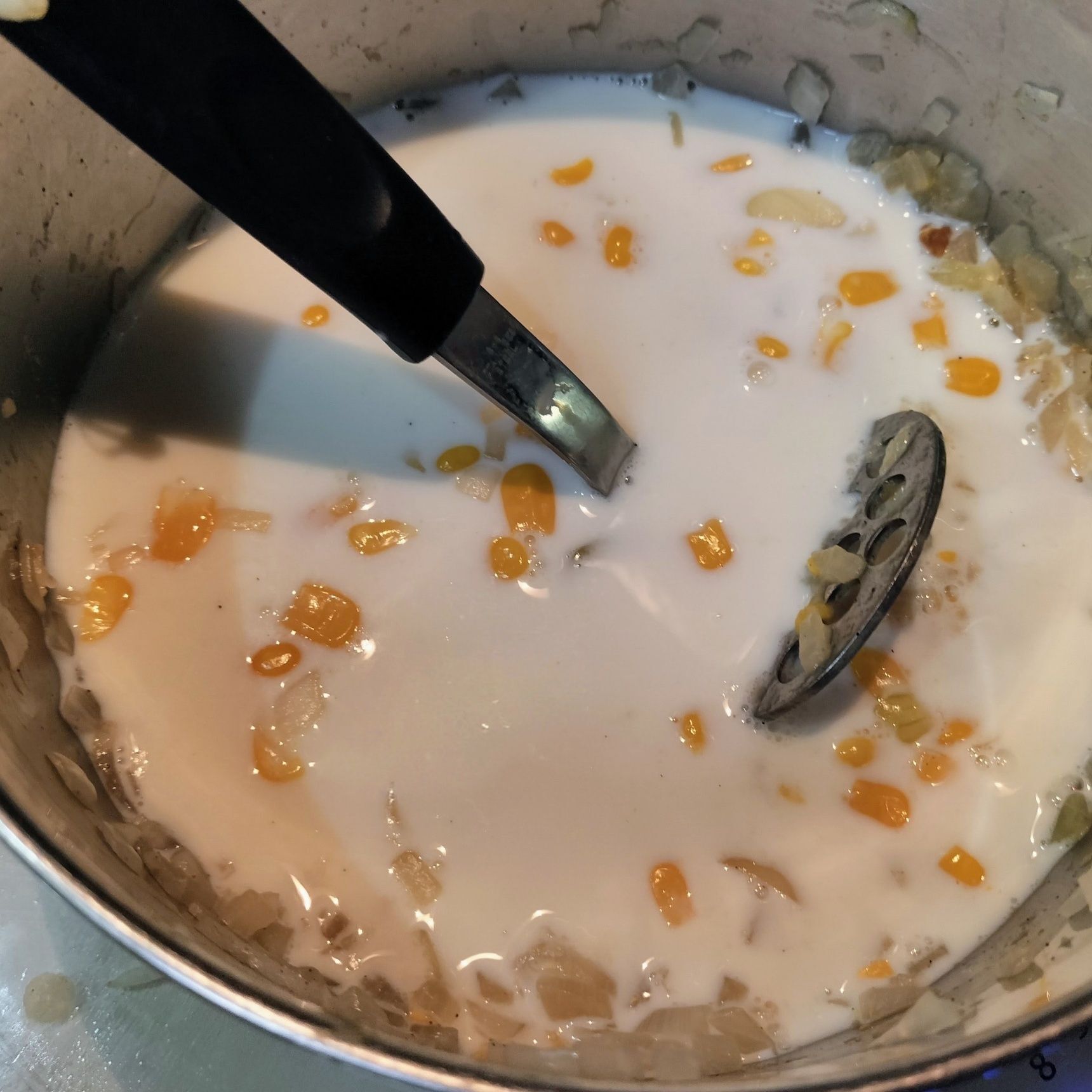 3、牛乳を加える→弱火から中火で煮立つ直前まで煮る