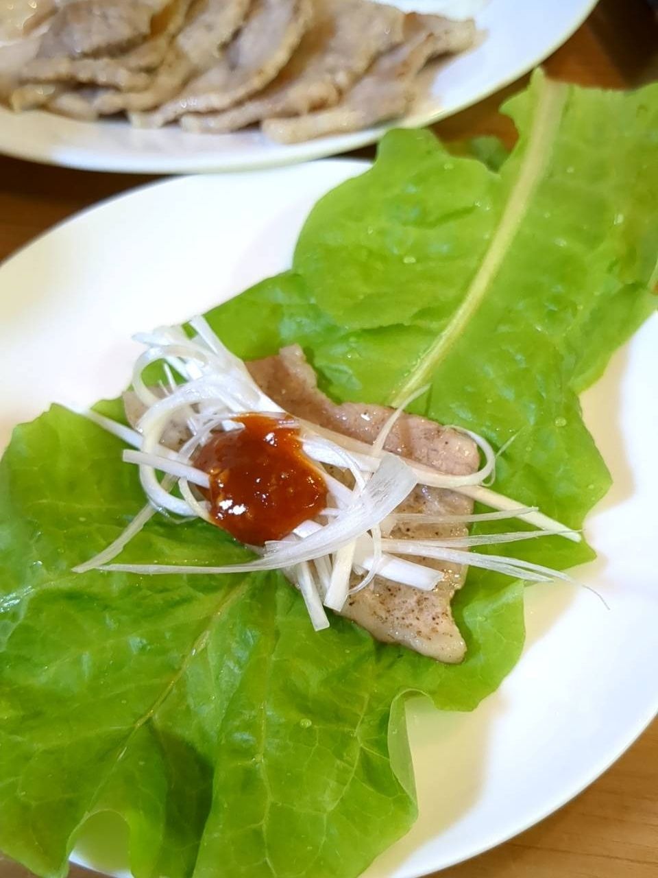 サンチュで巻いて食べます。