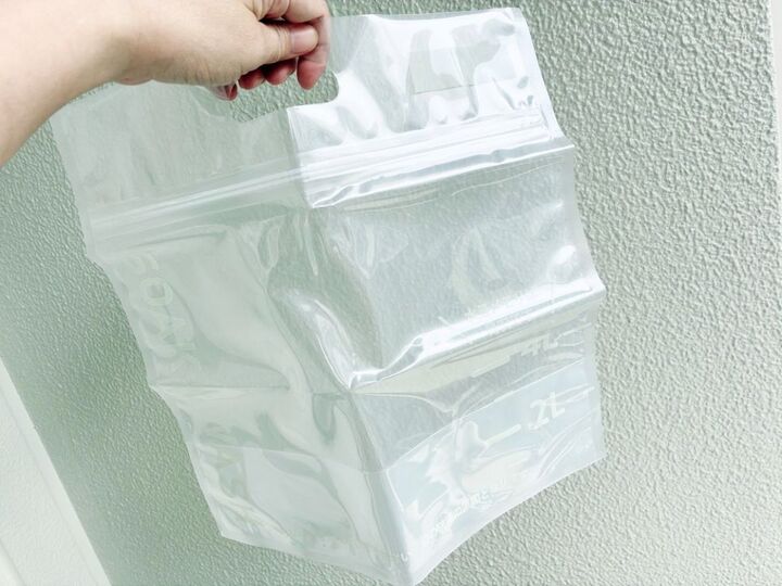 【セリア】バケツいらず!?水を入れるだけで「オキシ漬け」がラクになる〈110円の神アイテム〉防災にも◎