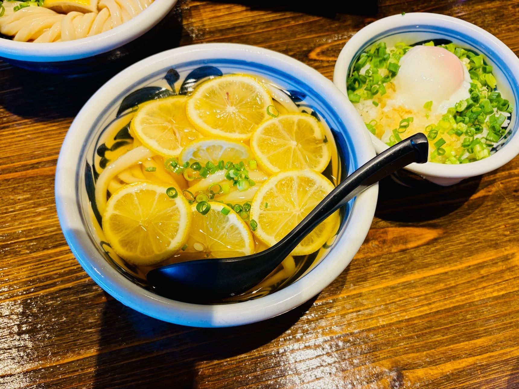 安い、早い、旨い、夏場に一度は食べてみたいレモンたっぷりうどん