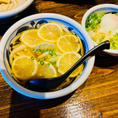 安い、早い、旨い、夏場に一度は食べてみたいレモンたっぷりうどん