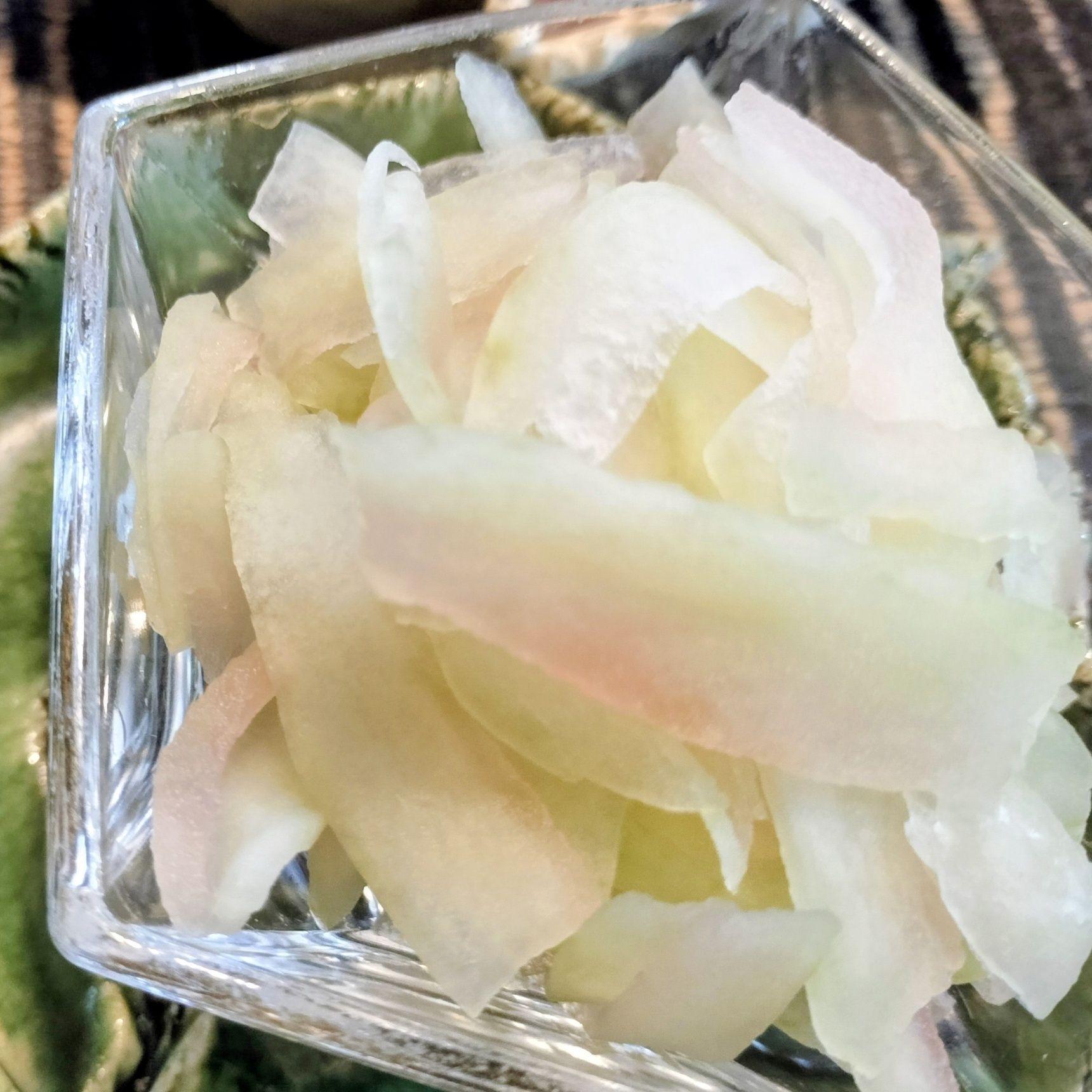 魚のフライの付け合わせ！キャベツじゃなくて、ポリポリシャキシャキ食感のコレも美味！スイカの香り〜！