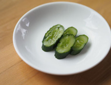 【ぬか床不要】まさかのパン粉で漬物ができる！？ポリポリ食感がクセになる「きゅうりのパン粉漬け」が凄すぎた