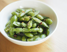 【塩茹でにはもう戻れない】進化系「枝豆ペペロンチーノ」がウマすぎる！ニンニクと鷹の爪でヤミツキ必至♡