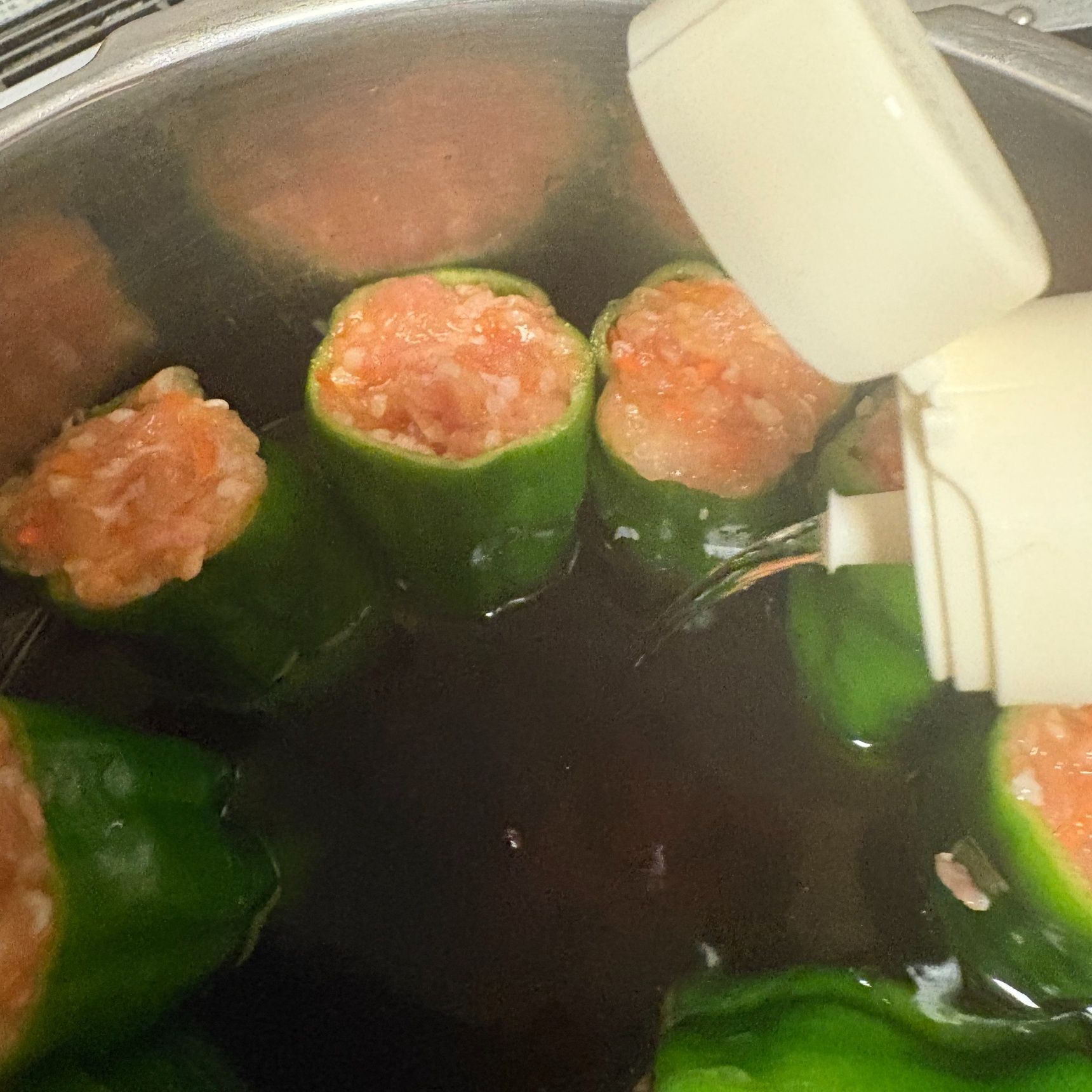 最初は鍋の周りに立たせておいて麺つゆと水、砂糖とみりんを加えて煮始めます。
