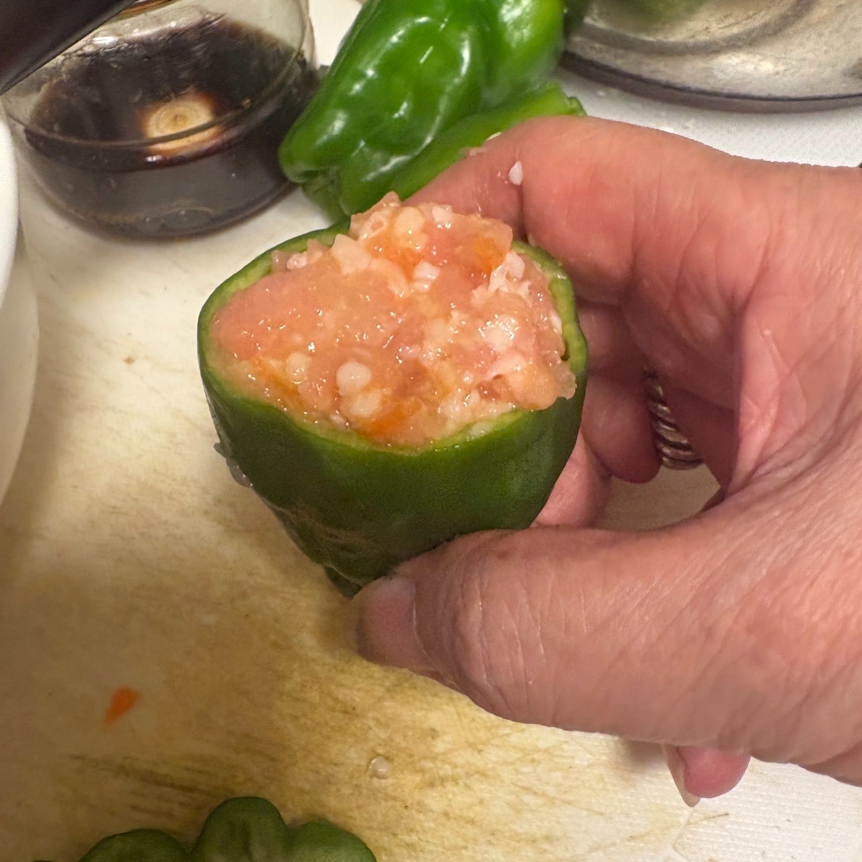 タネを取ったピーマン1個に、先ほどの鶏のタネを詰めていきます。