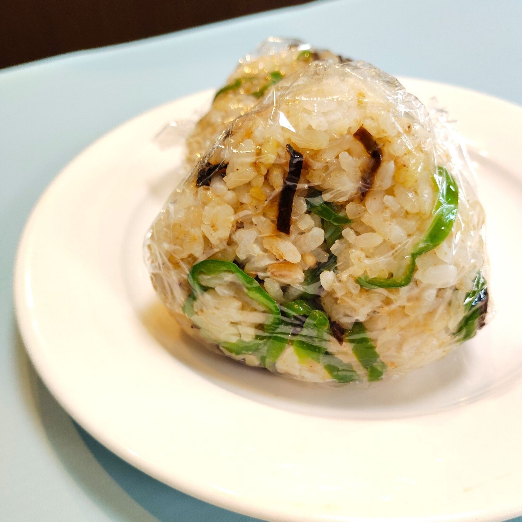ピーマンをおにぎりに入れてみて！【ピーマンのごまラーおにぎり】